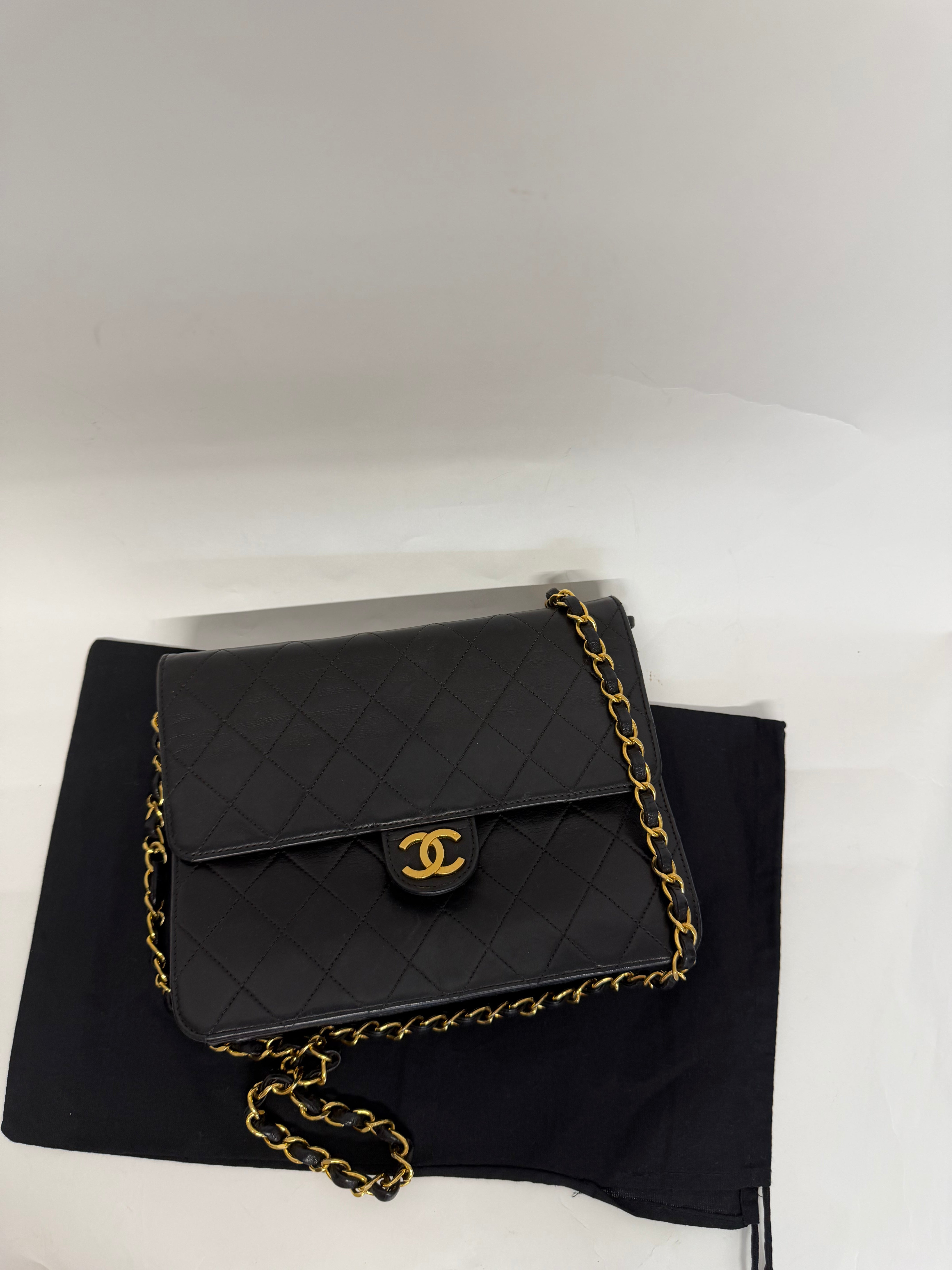 Chanel timeless Push Lock 22 Matelassé Cadena Piel Cordero Negra