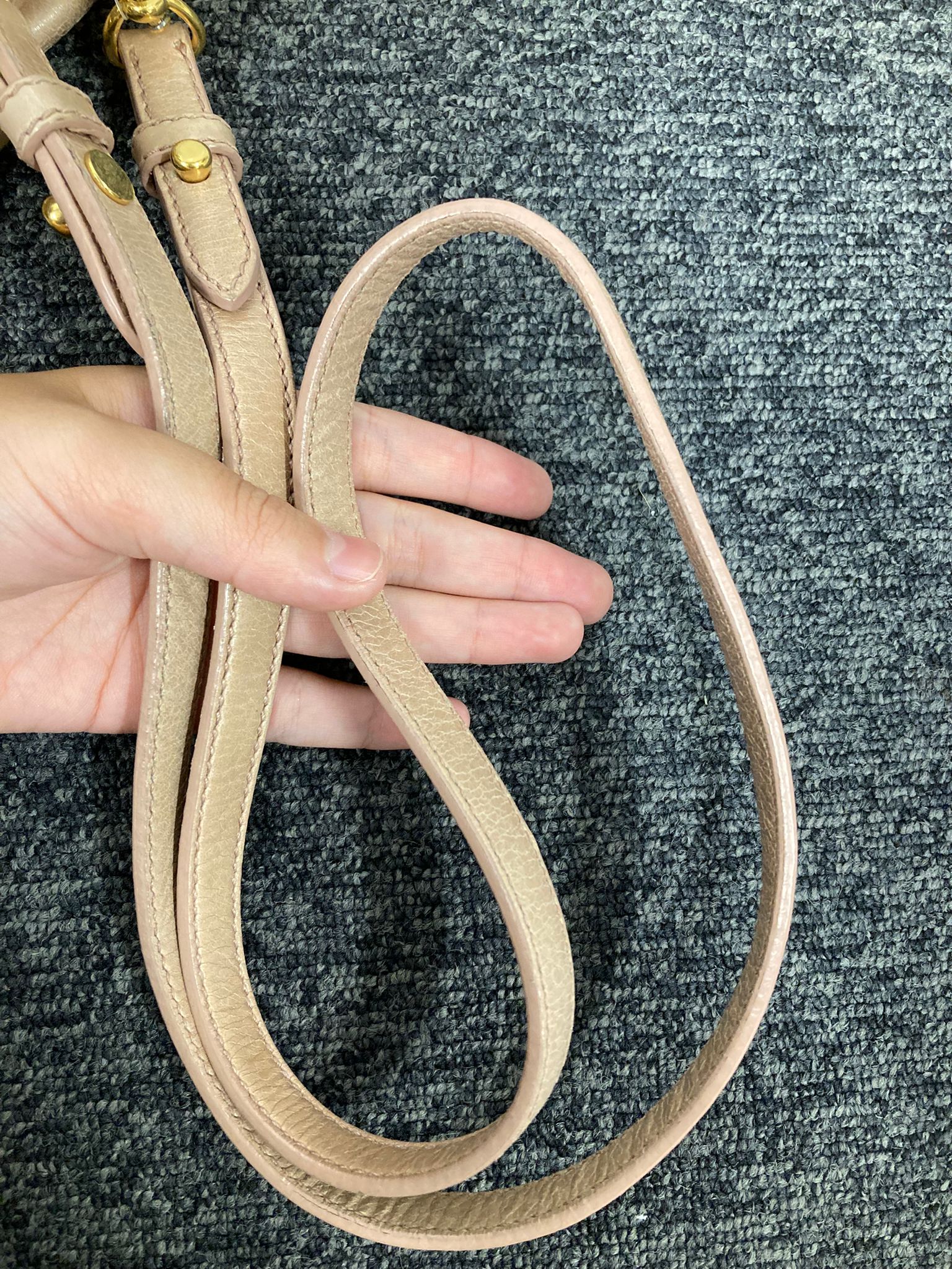 Miu Miu Vitello small rosa claro con bandolera