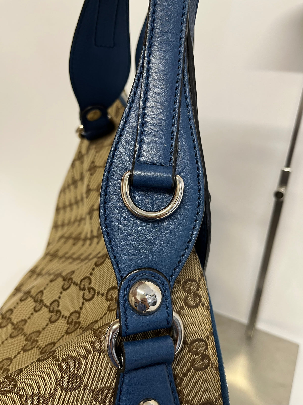 Gucci Icon pelham Bit Satchel Lona GG Beige y Piel Azul Intenso