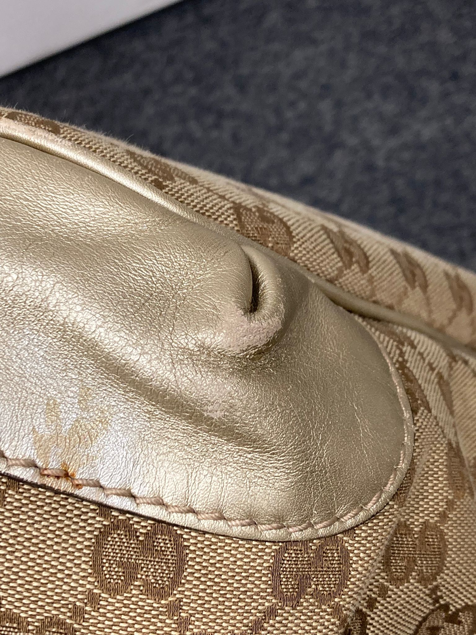 Gucci GG Canvas 2Way Bag en beige y dorado con bandolera