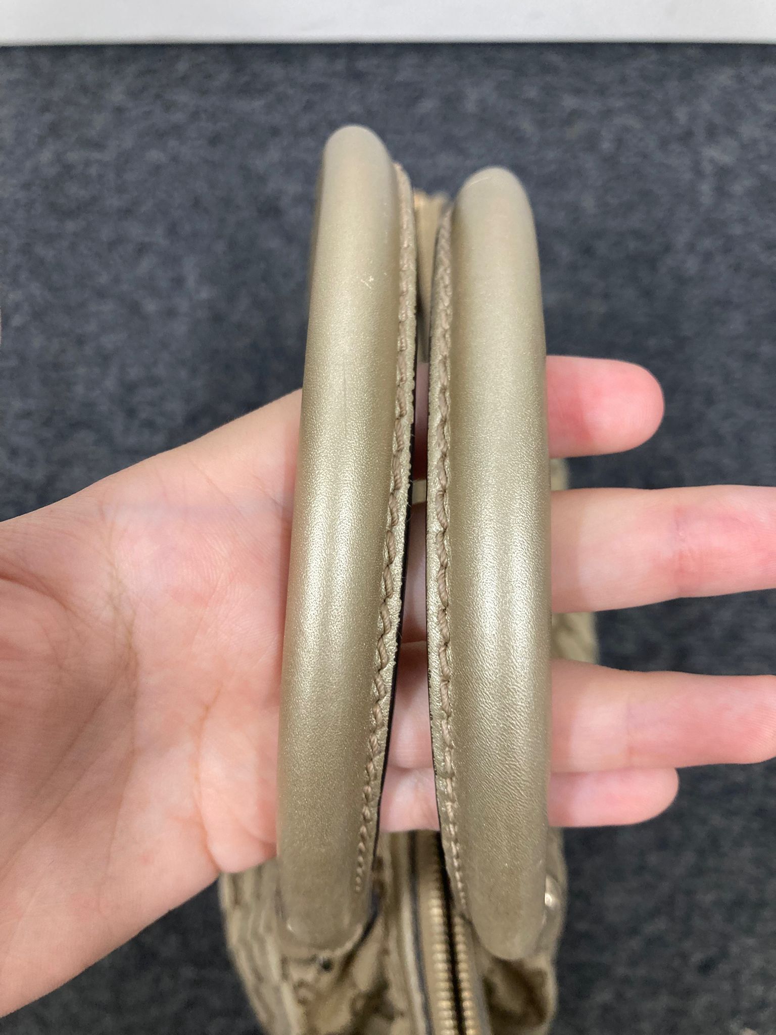 Gucci GG Canvas 2Way Bag en beige y dorado con bandolera