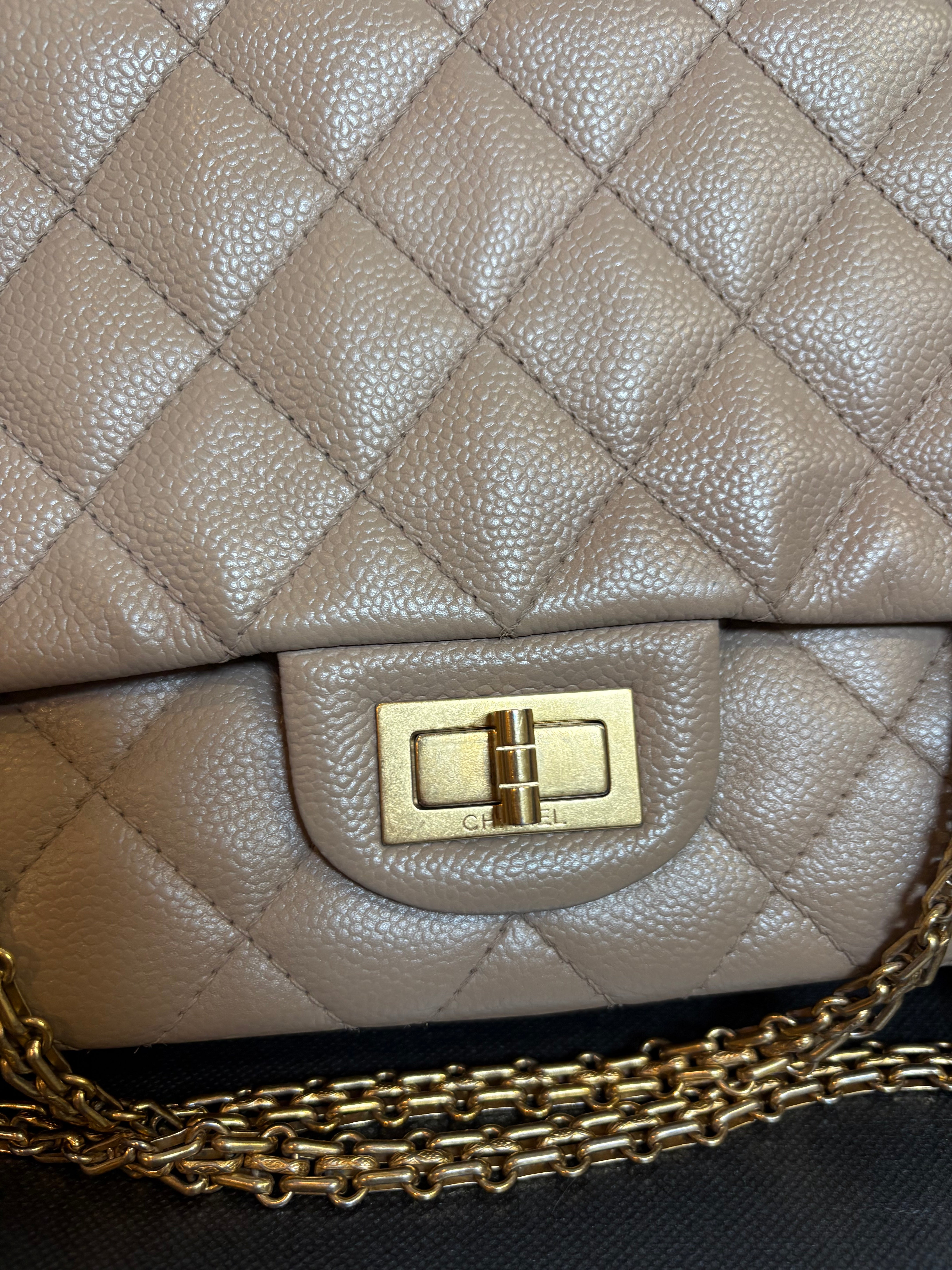 CHANEL 2.55 Double Flap Beige Caviar Cadena Doble Dorada