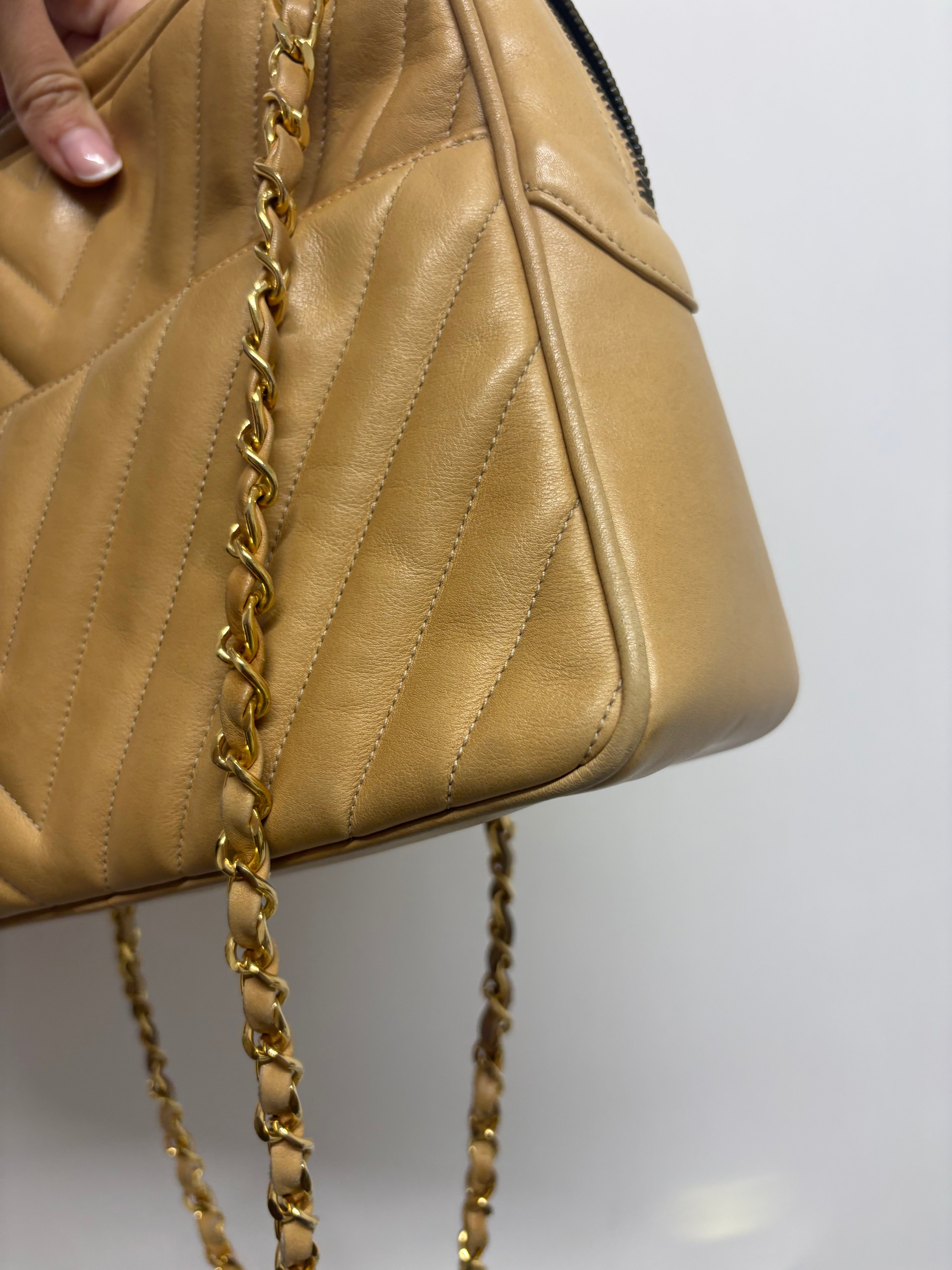 CHANEL V-Stitch Shoulder Bag Piel beige acolchada Chevron