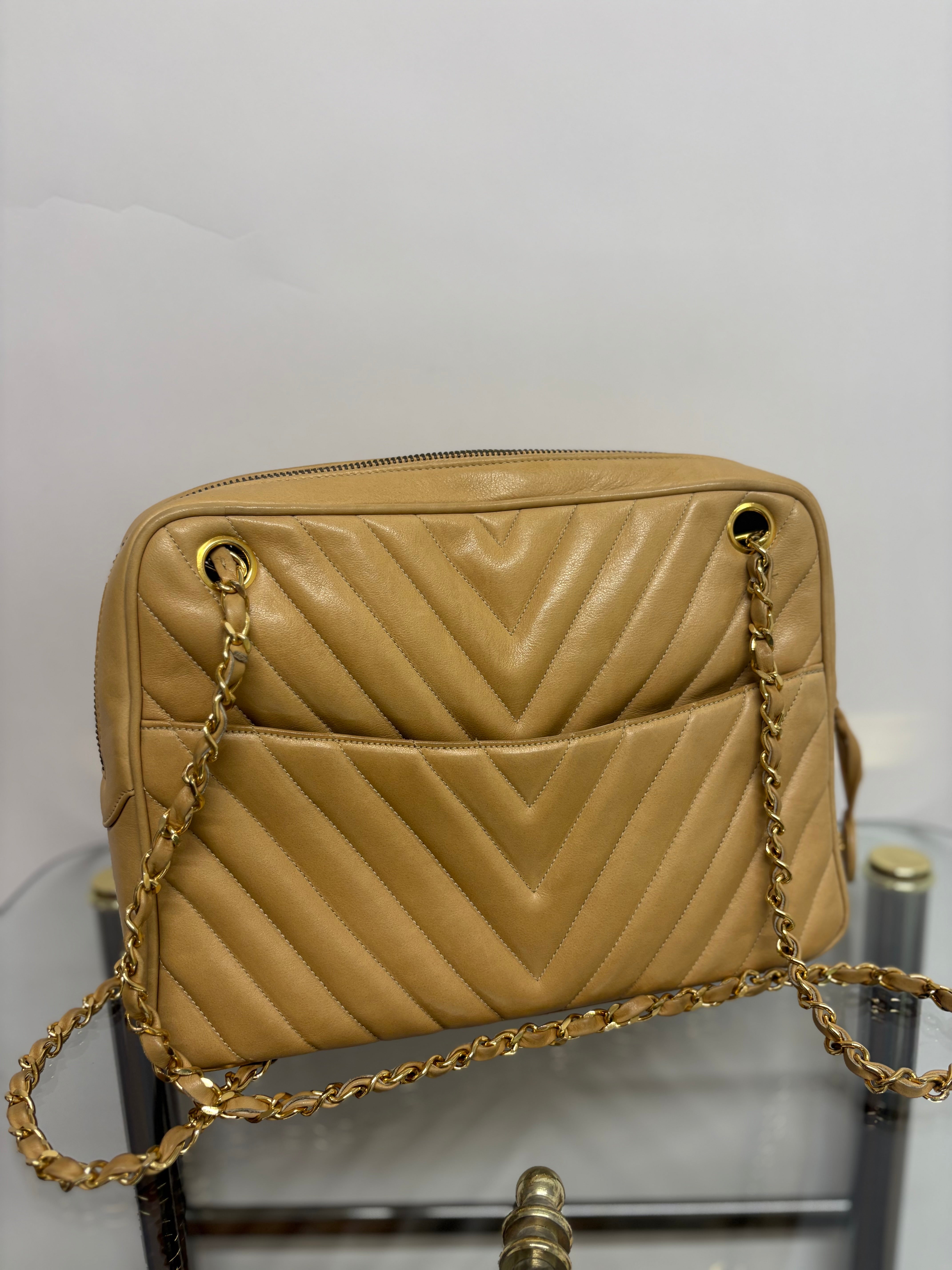 CHANEL V-Stitch Shoulder Bag Piel beige acolchada Chevron
