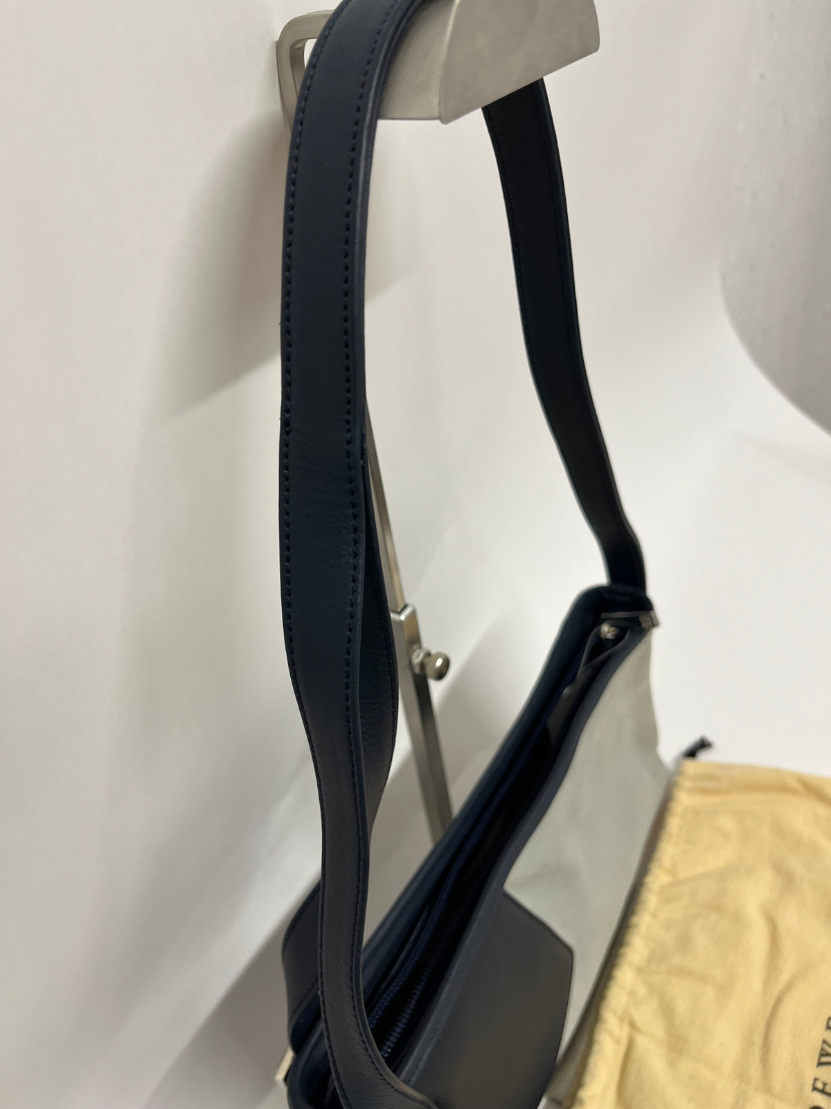 Loewe Hobo Pequeño Piel de Cordero Azul Marino y Ante Verde Claro · Herrajes Plata