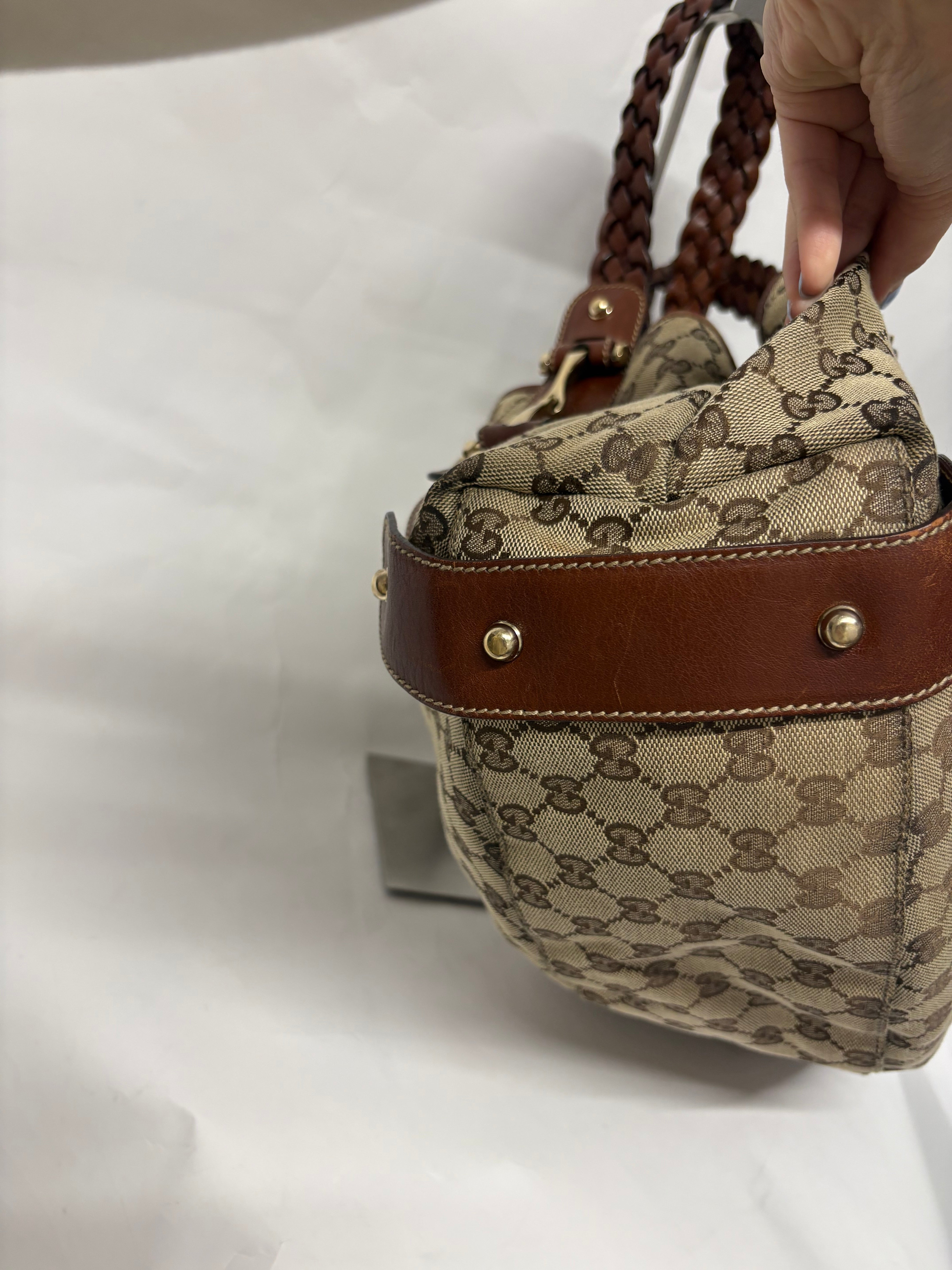 Gucci Pelham clásico en lona GG beige con piel marrón y asas trenzadas mediano