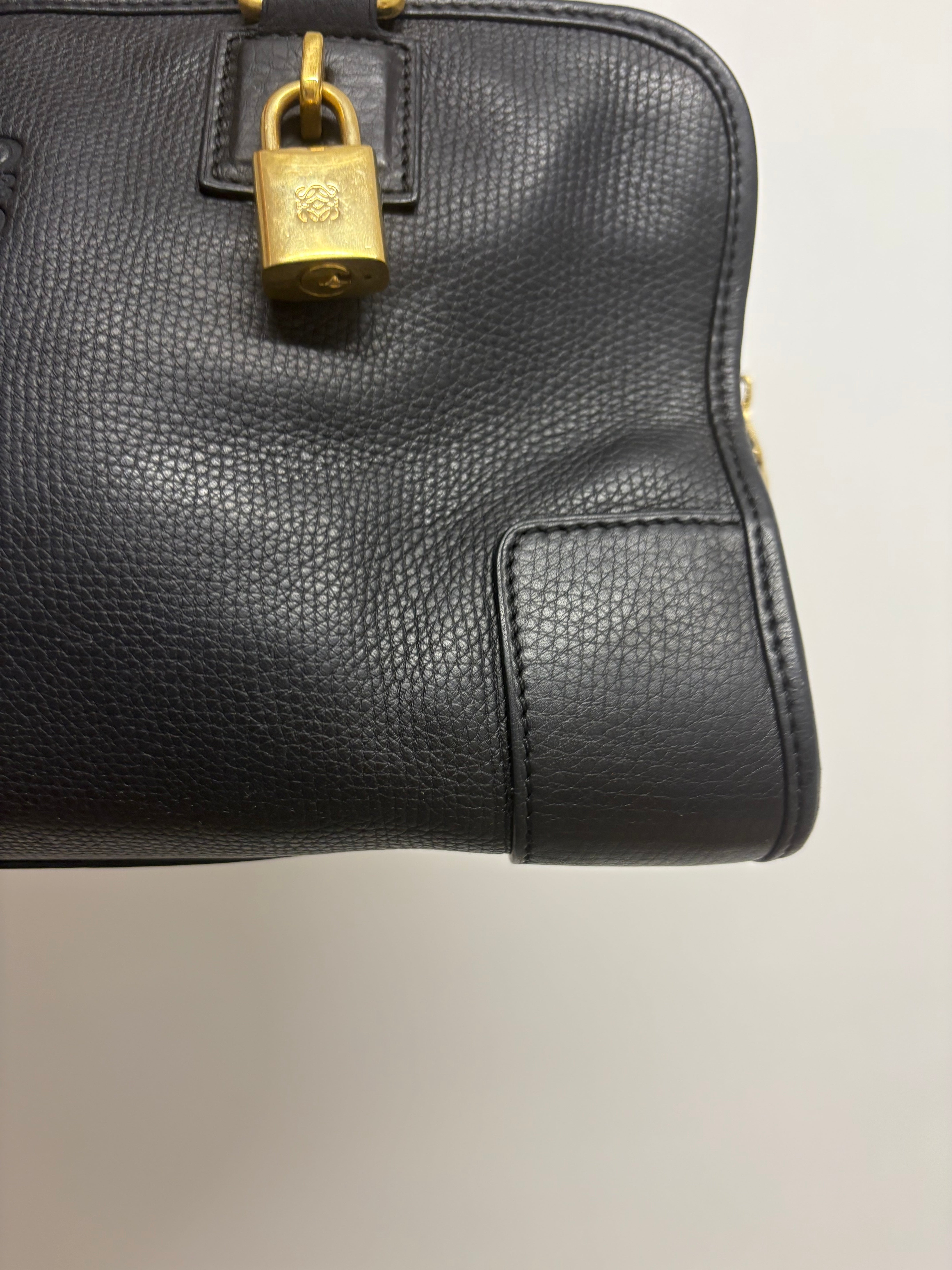 Loewe amazona 30 piel granulada negra