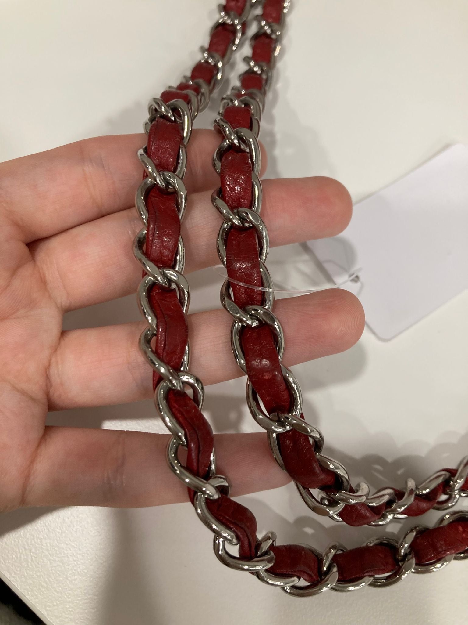Chanel CC Chain Tote acolchado en piel caviar roja