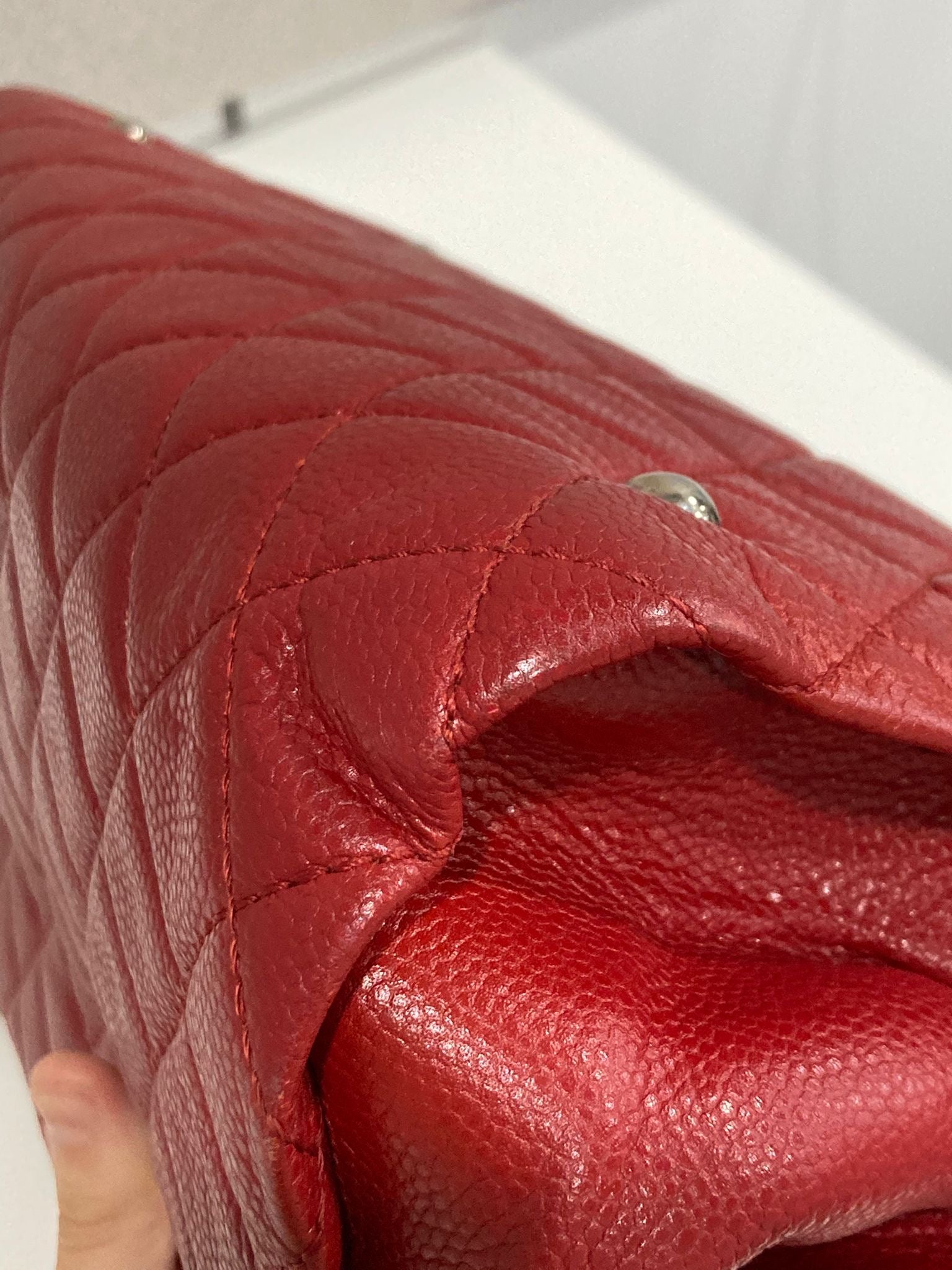 Chanel CC Chain Tote acolchado en piel caviar roja
