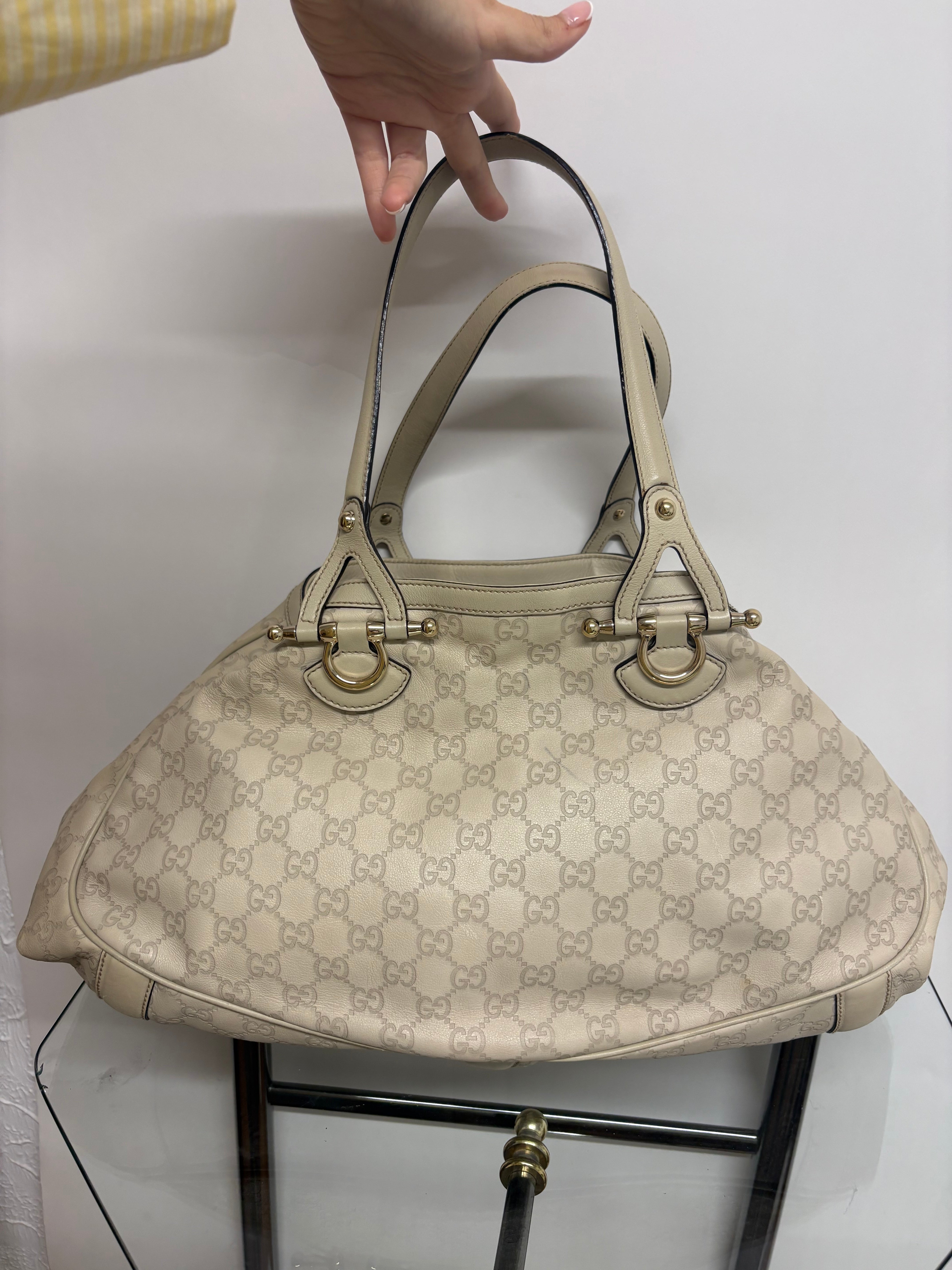 Gucci Pelham grande en piel Guccissima blanca marfil