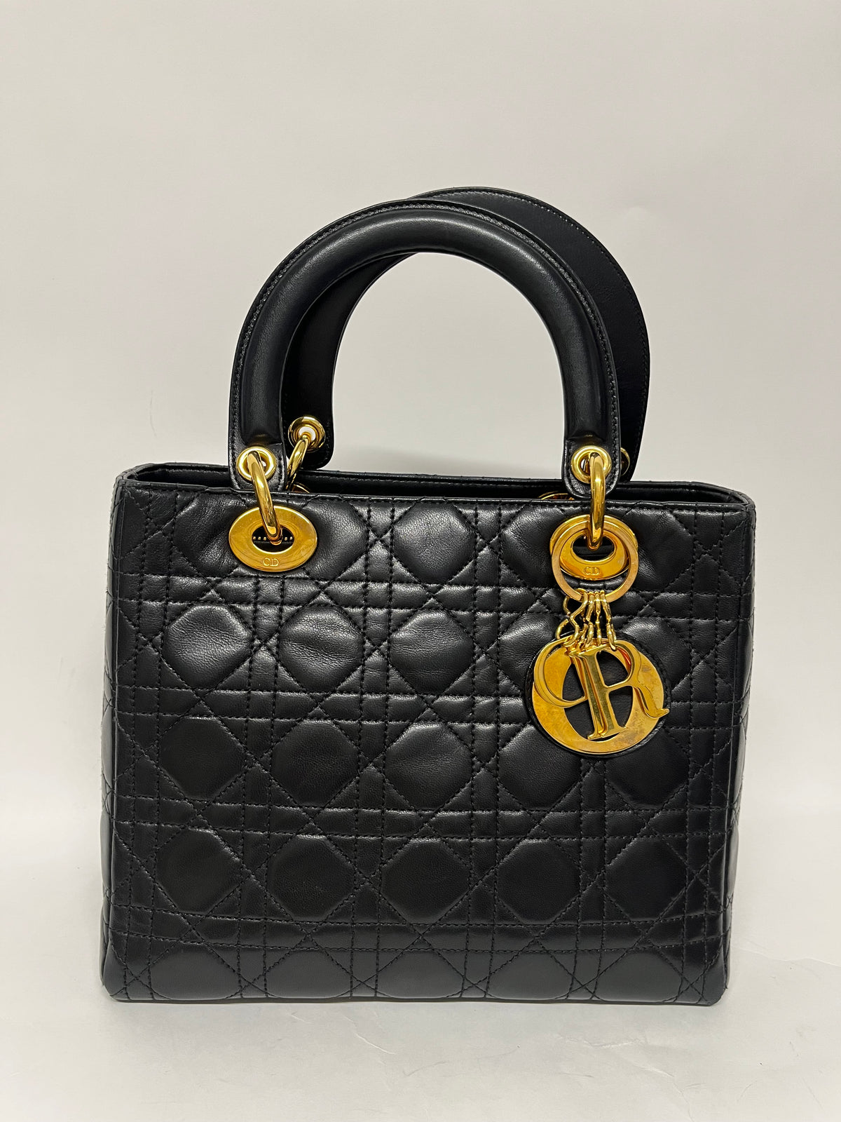 Dior Lady Dior Medium Piel Cordero Negra Cannage con bandolera