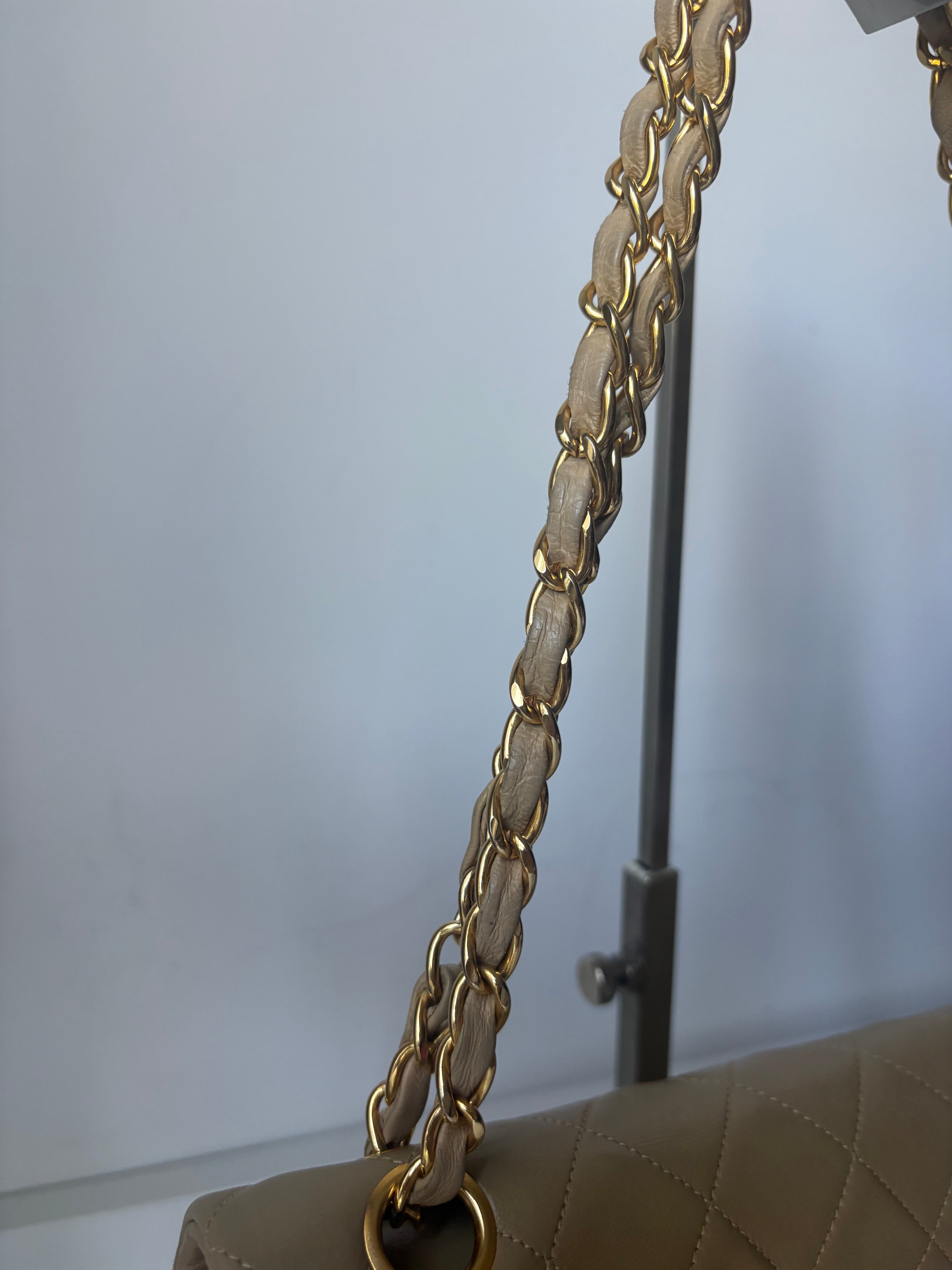 Chanel Timeless Double Flap 22 Beige en piel de cordero