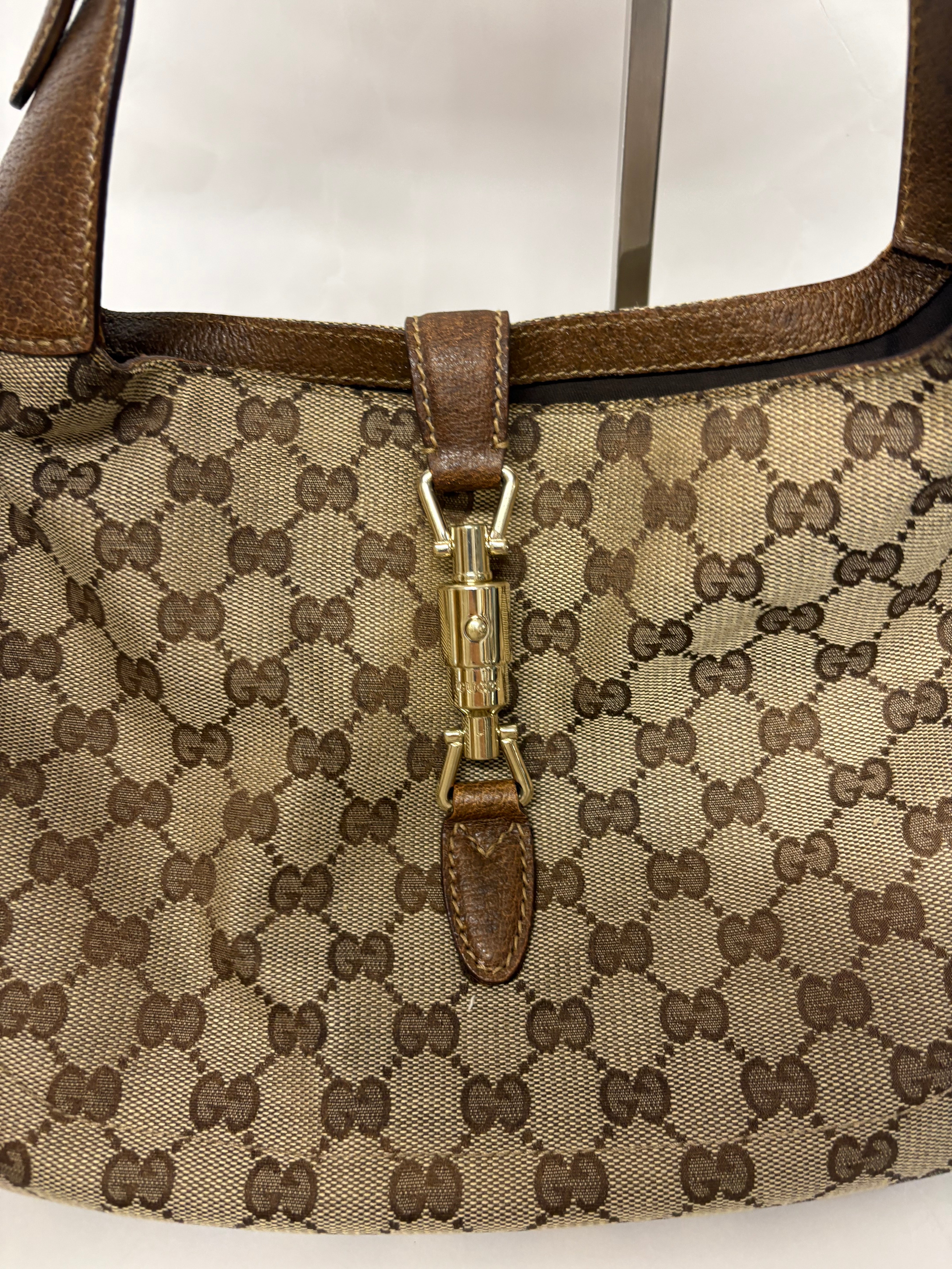 Gucci Jackie clásica GG canvas marrón con cierre pistón dorado