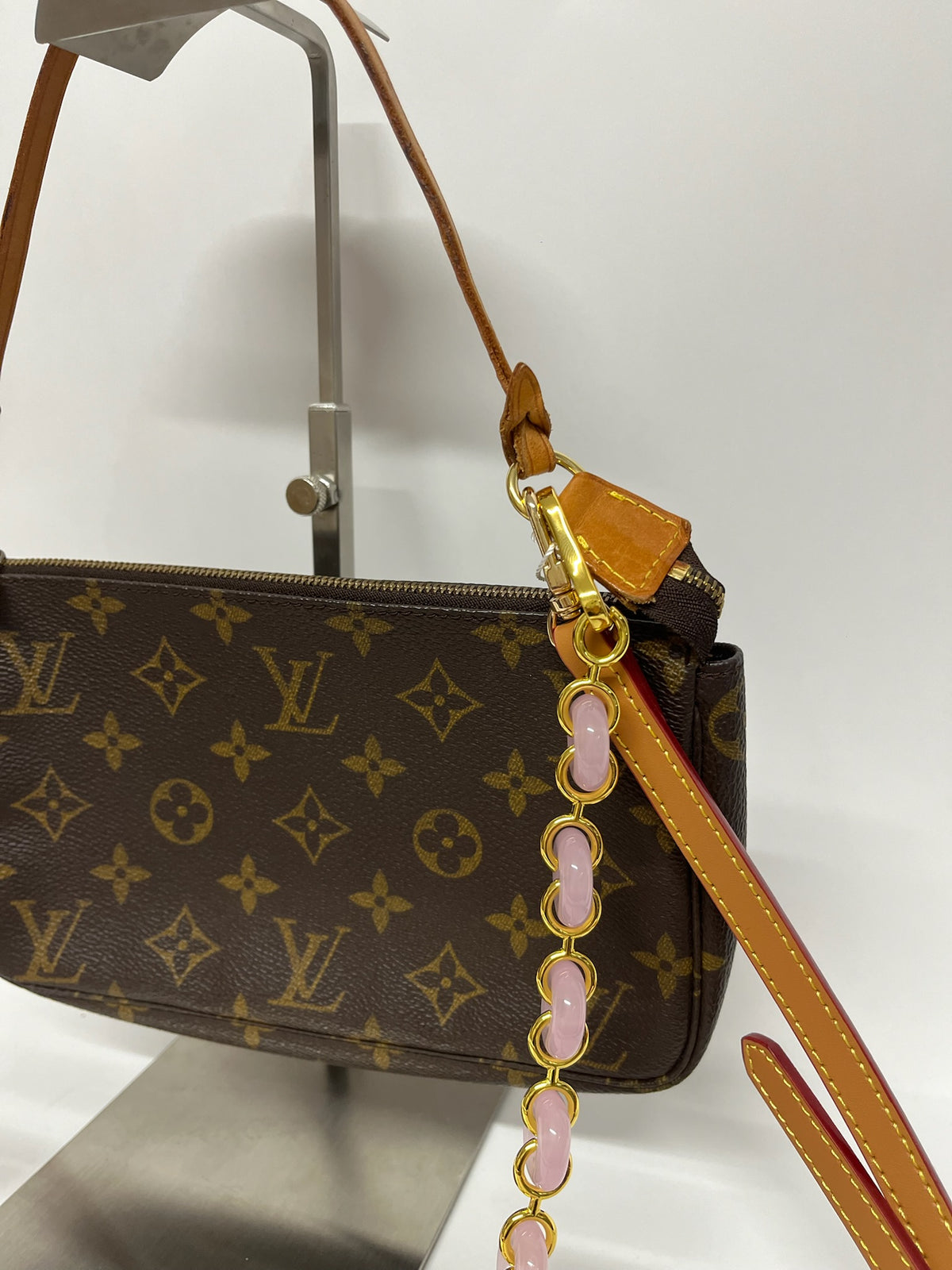 Louis Vuitton Pochette Accessoires monogram con 2 bandoleras extra AR1928