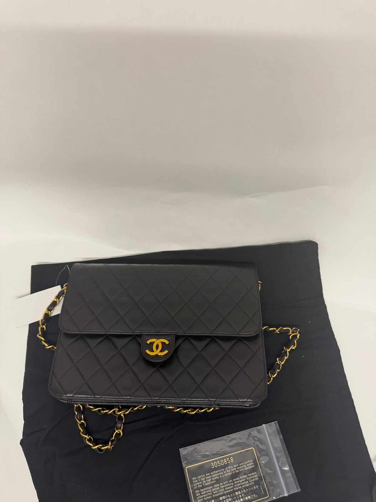 Chanel Classic Single Flap Mediano Piel de Cordero Negra Herrajes Dorados