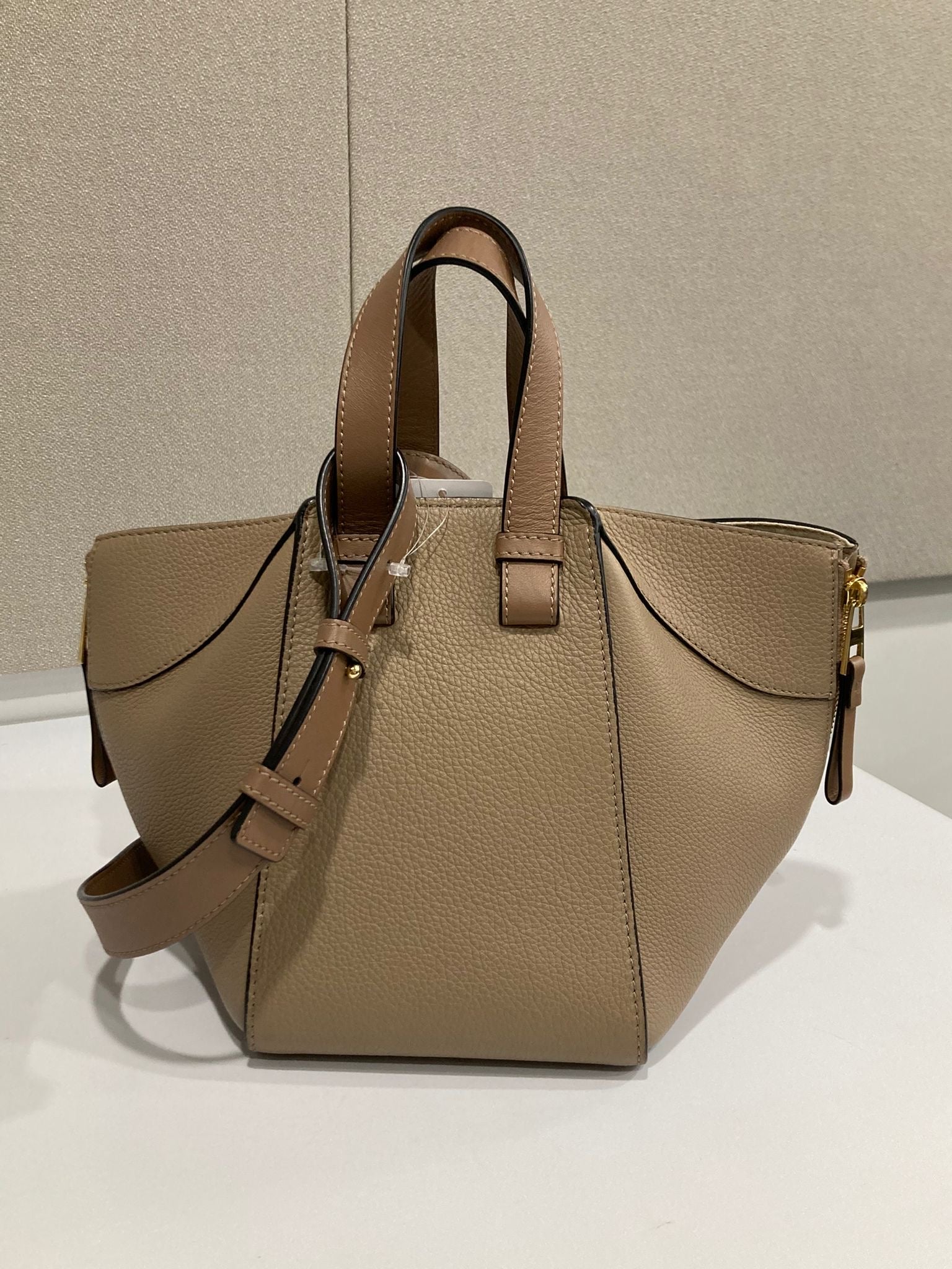 Loewe Hammock Compact en piel de ternera graneada beige