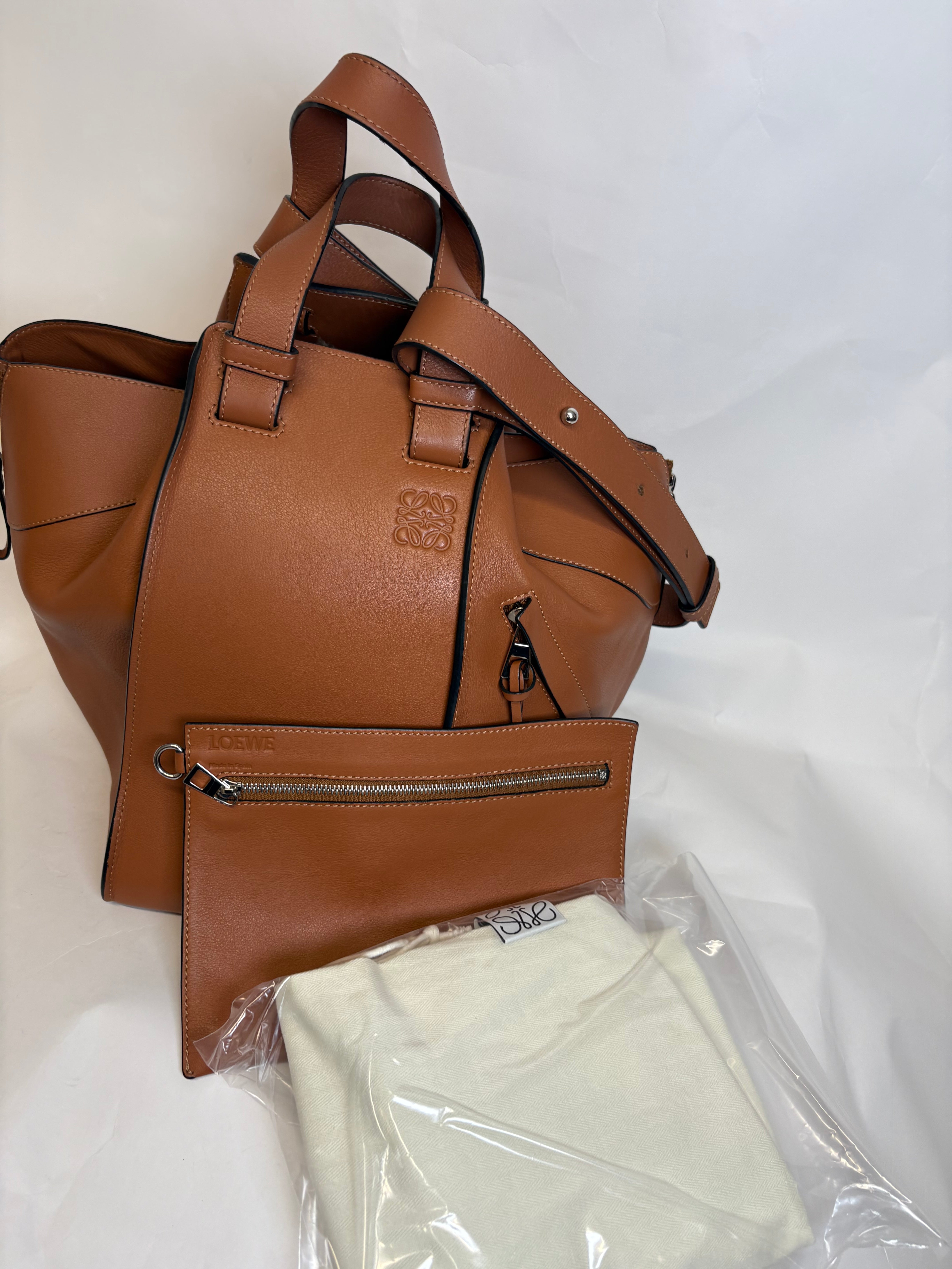 Loewe Hammock Mediano Piel Camel Con Pouch y Bandolera