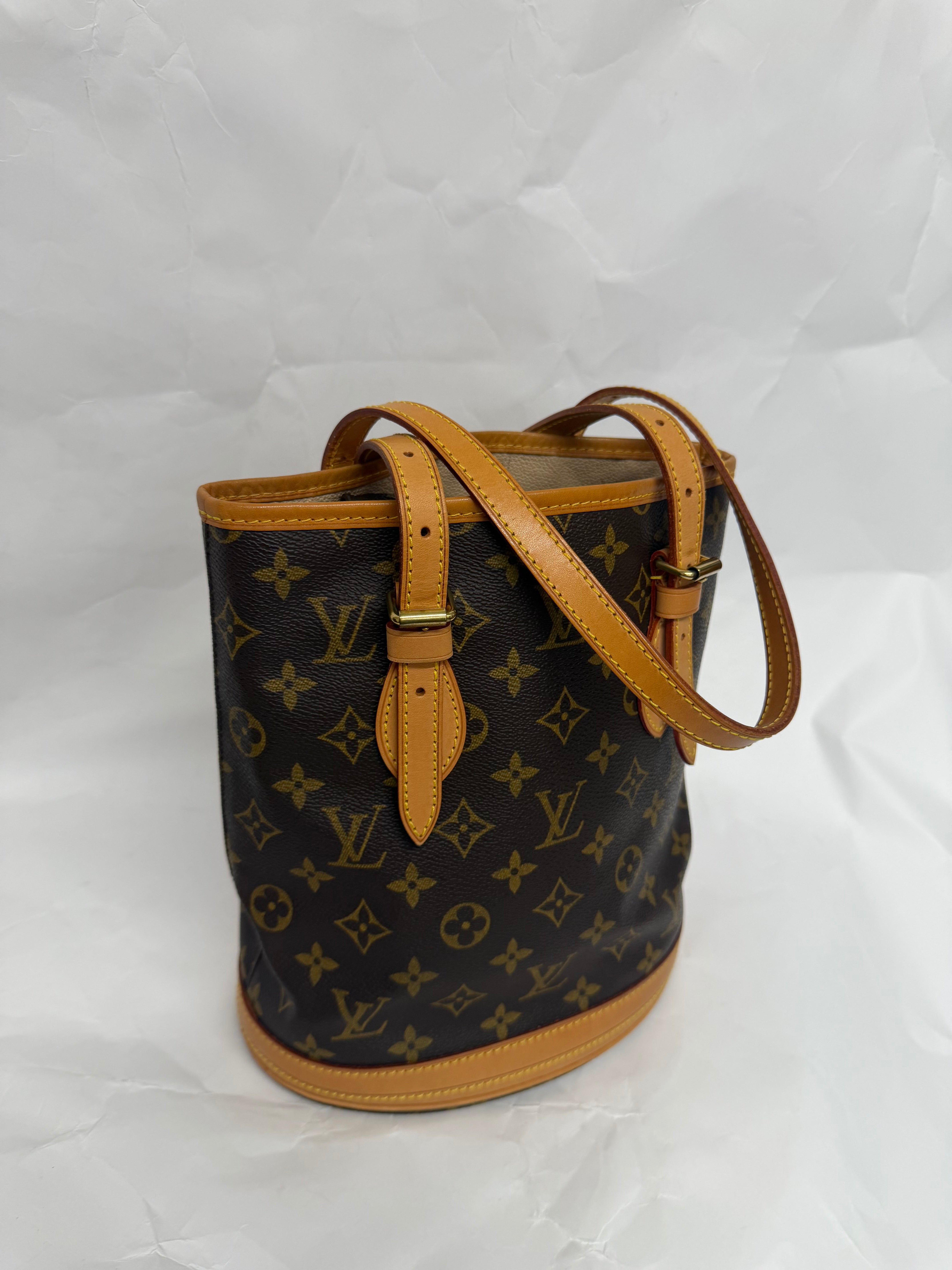 Louis Vuitton Bucket PM Monogram Canvas con pochette