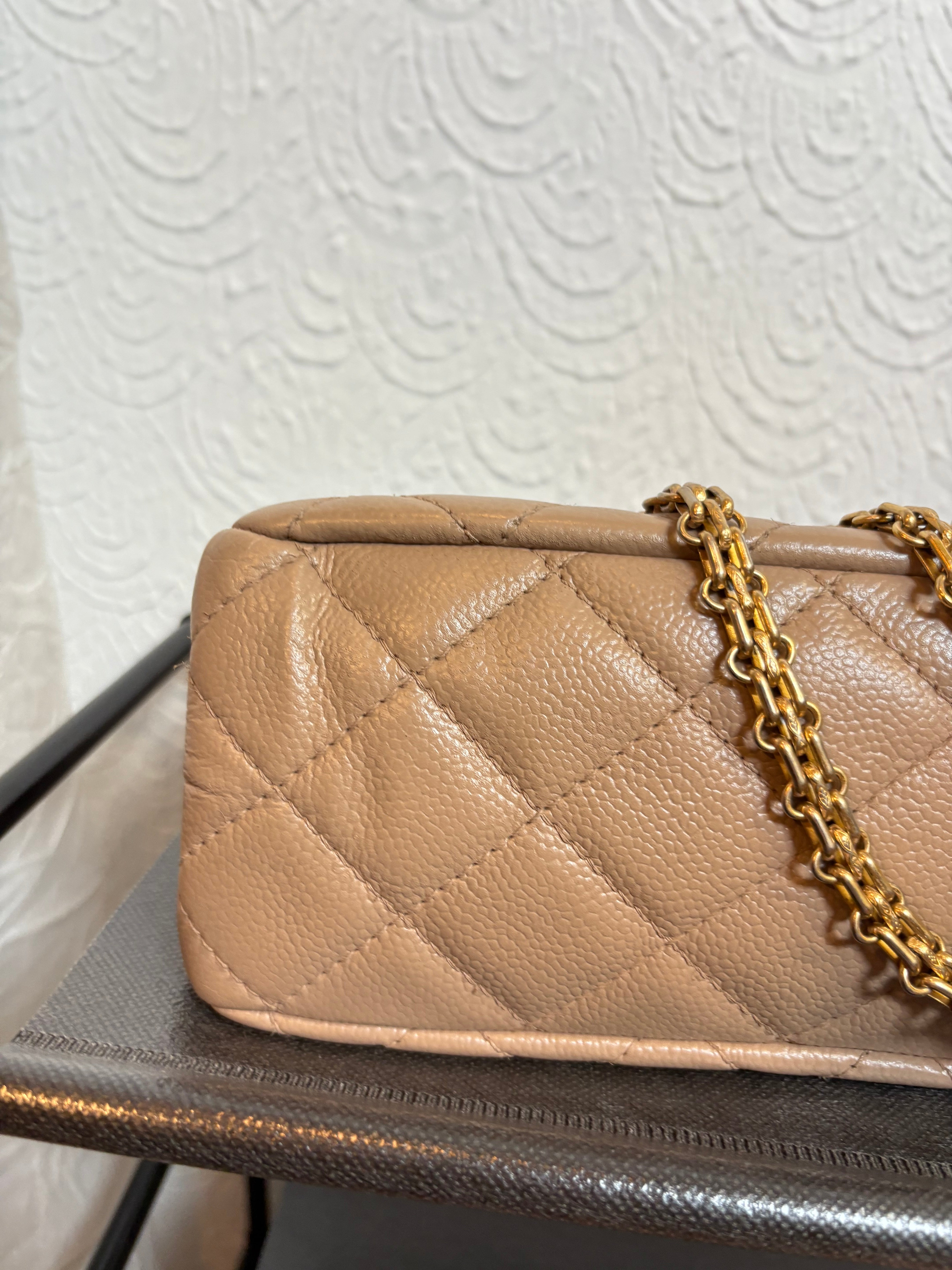 CHANEL 2.55 Double Flap Beige Caviar Cadena Doble Dorada