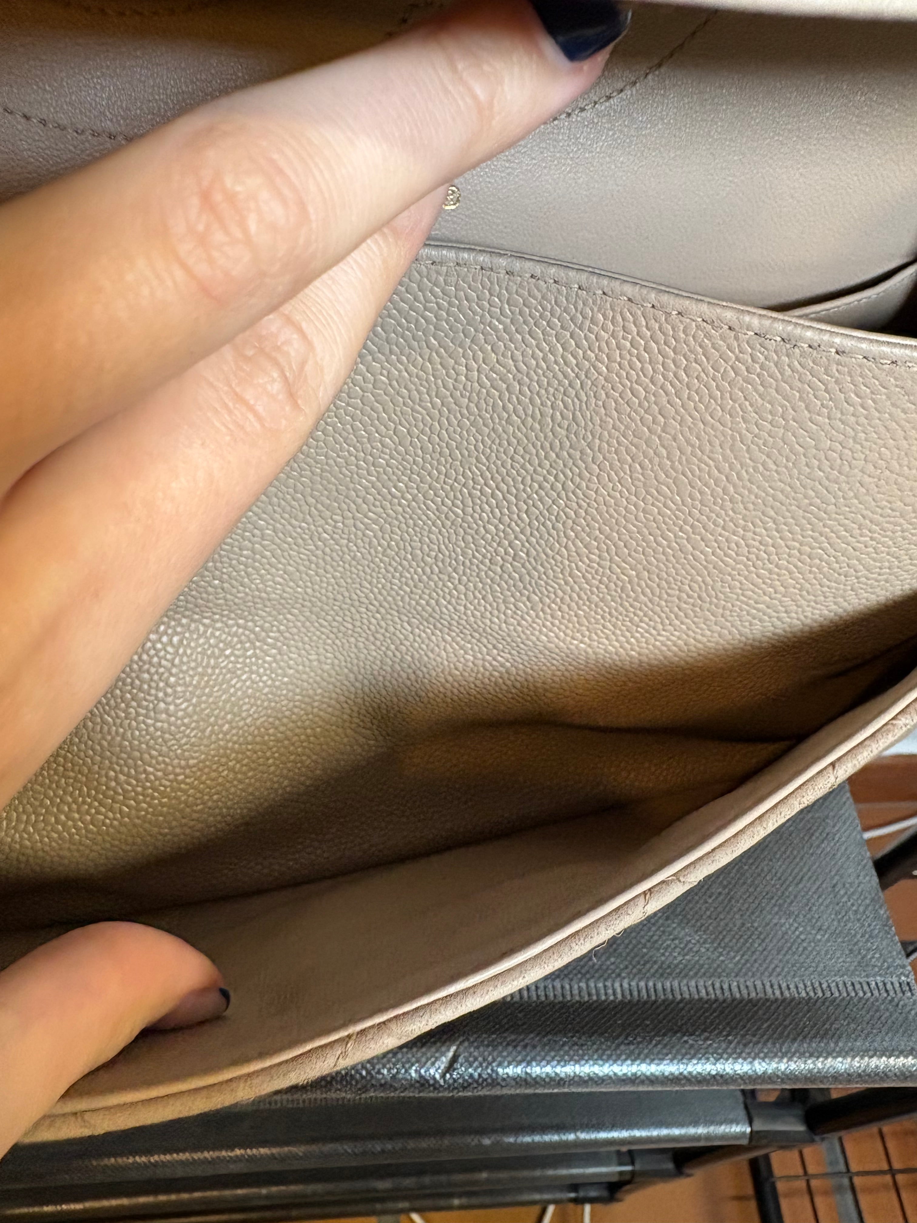 CHANEL 2.55 Double Flap Beige Caviar Cadena Doble Dorada