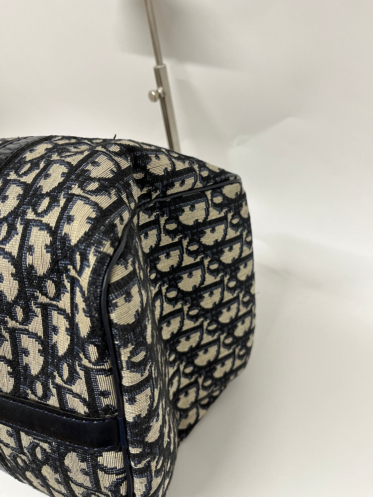 Christian Dior Boston 30 Lona Trotter con Interior en Tela y Bandolera de Borlas