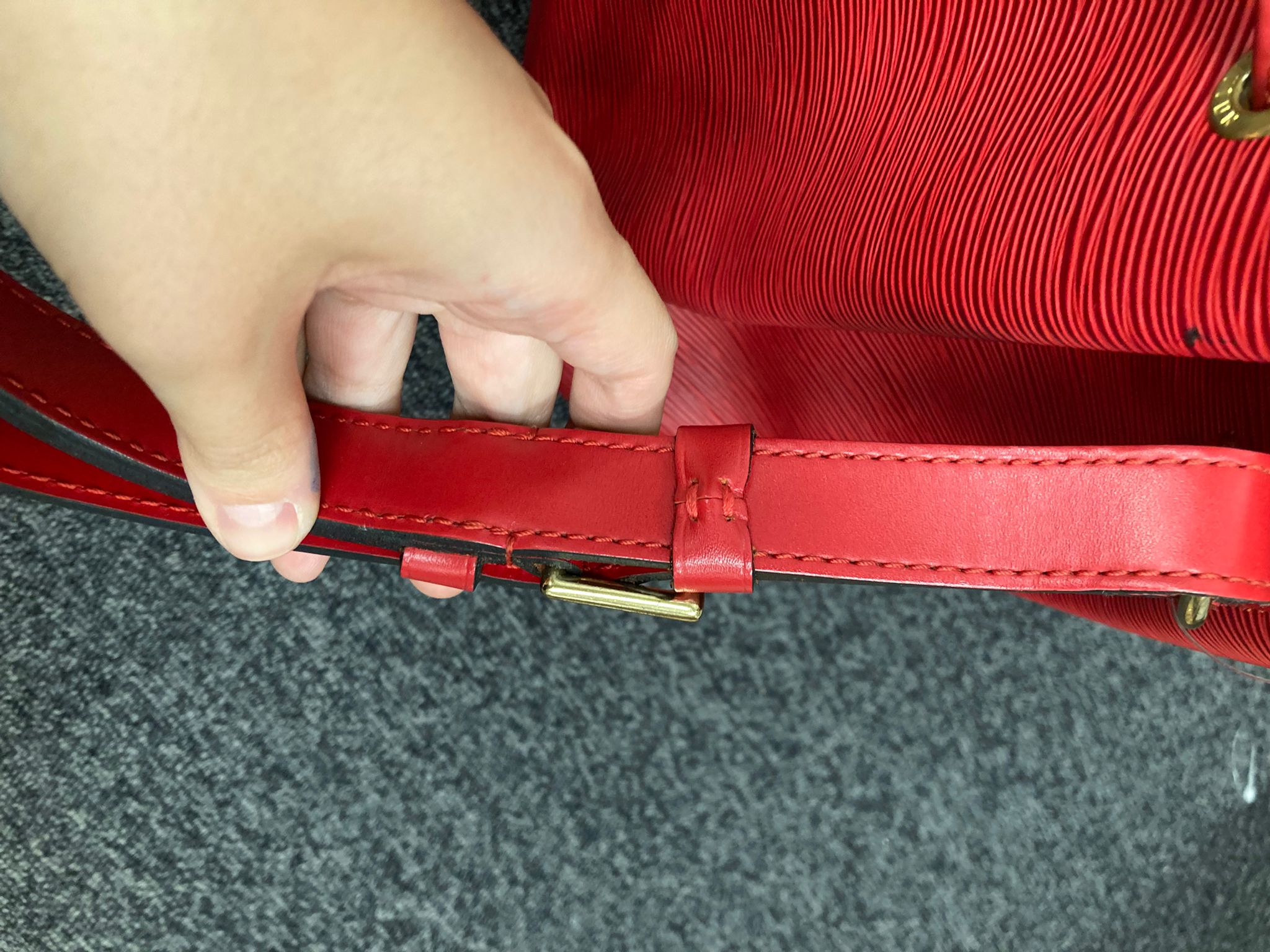 Louis Vuitton Noé Petit en piel Epi roja