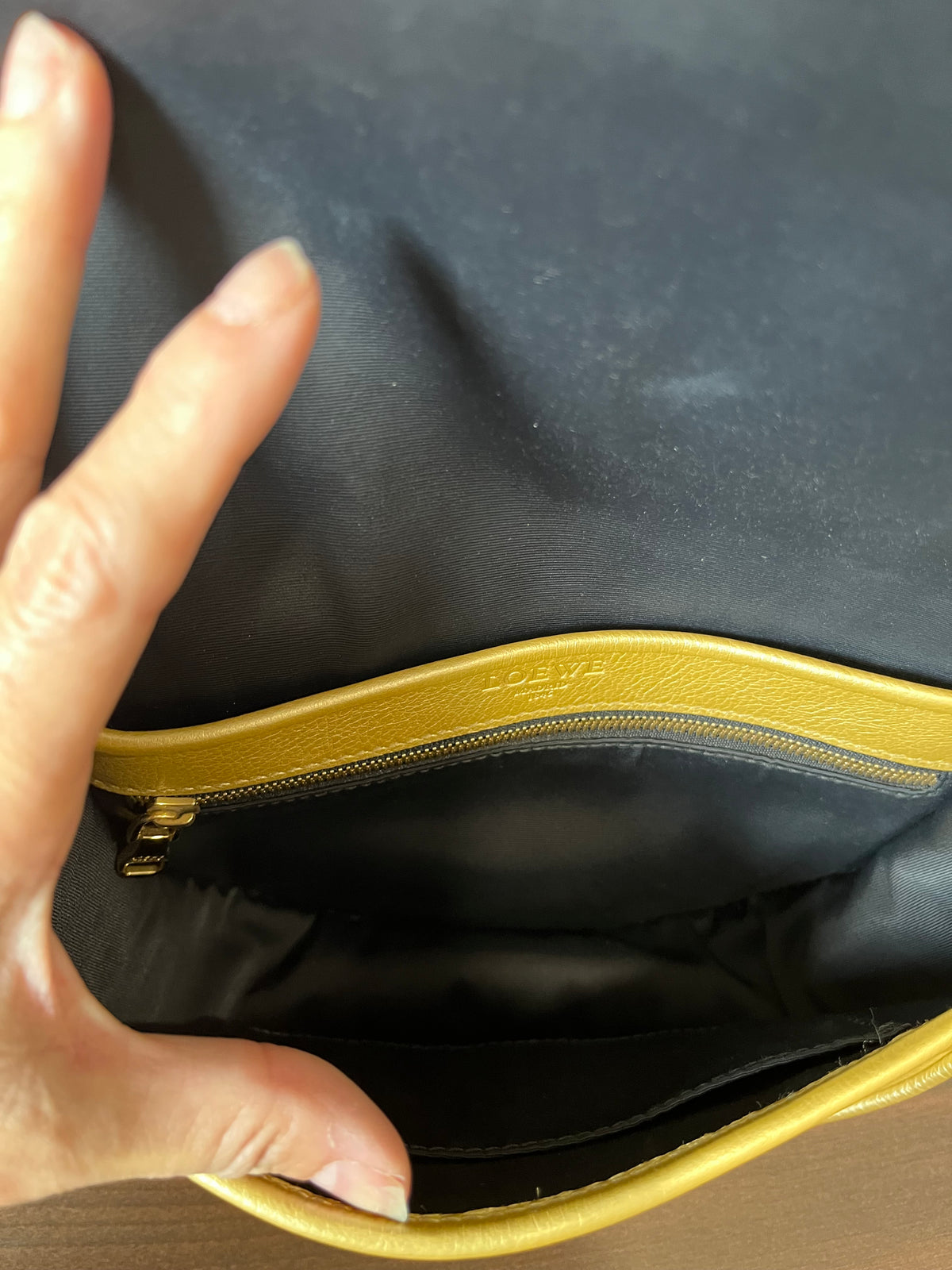 Loewe Heritage pequeña Bandolera Piel Graneada Dorada Metalizada