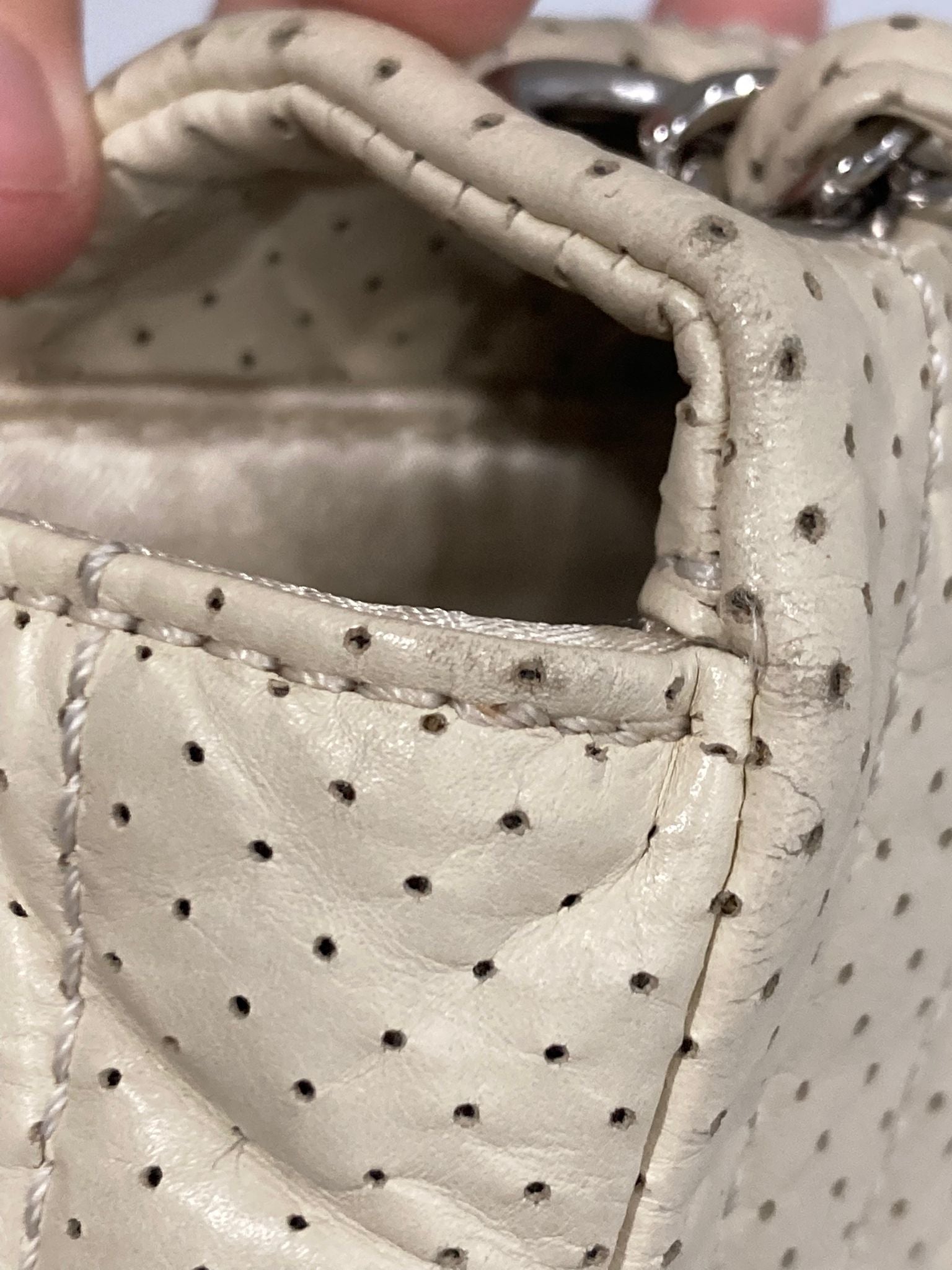 Chanel one flap acolchado perforado blanco roto