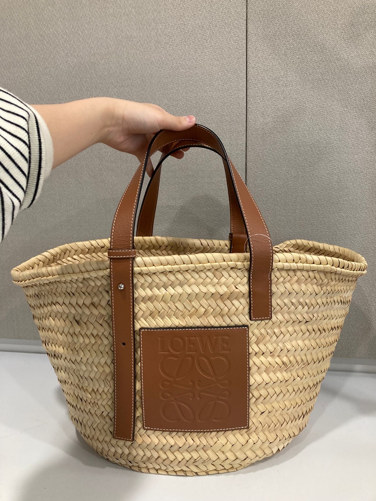 Loewe cesta rafia mediana - grande marrón clásica