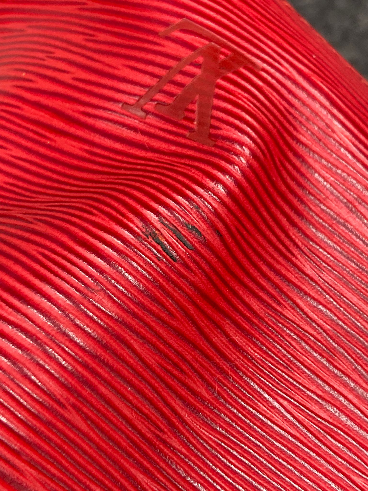 Louis Vuitton Noé Petit en piel Epi roja