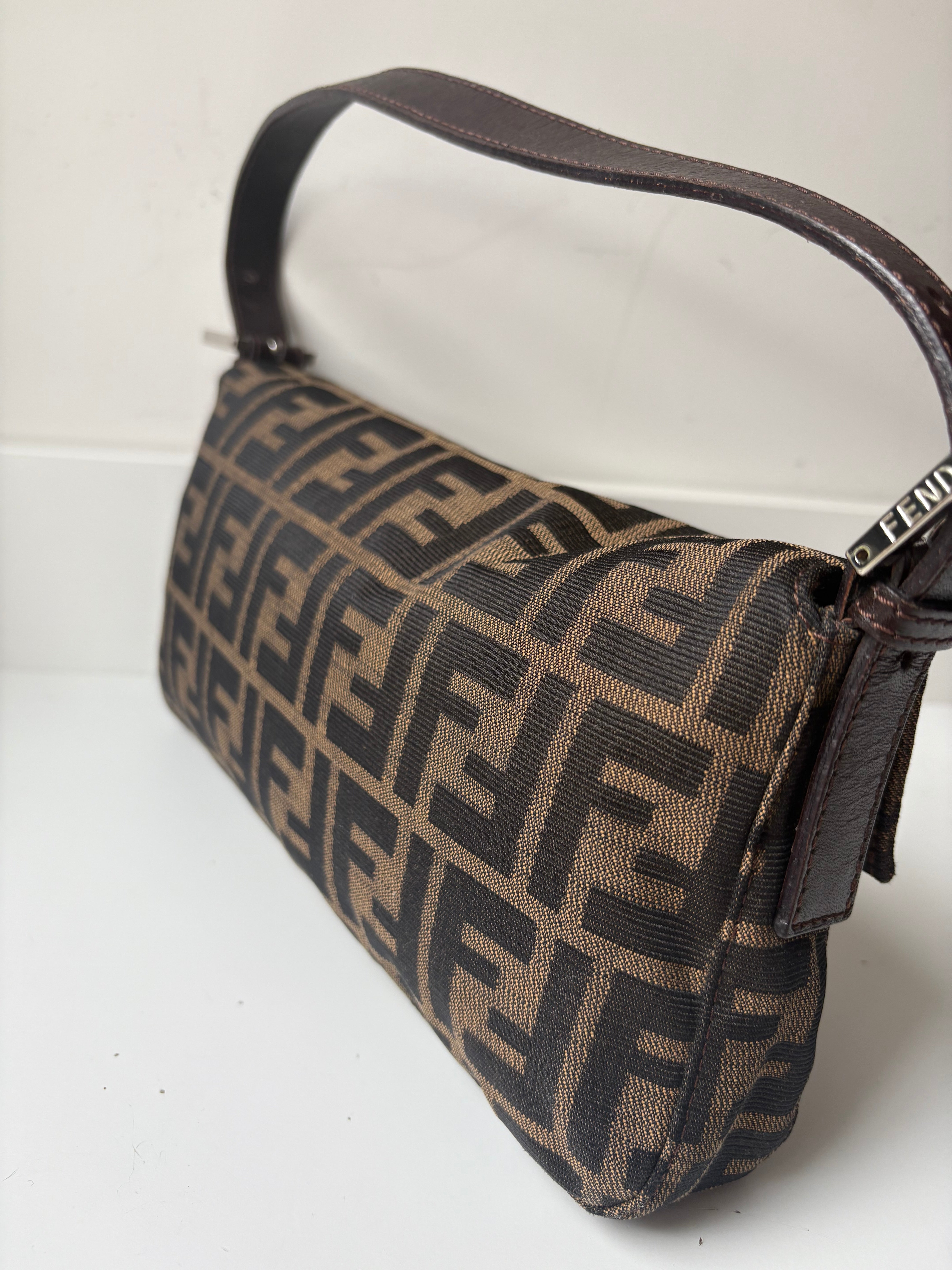 Fendi Baguette Clásica Vintage en canvas Zucca marrón con herrajes plateados