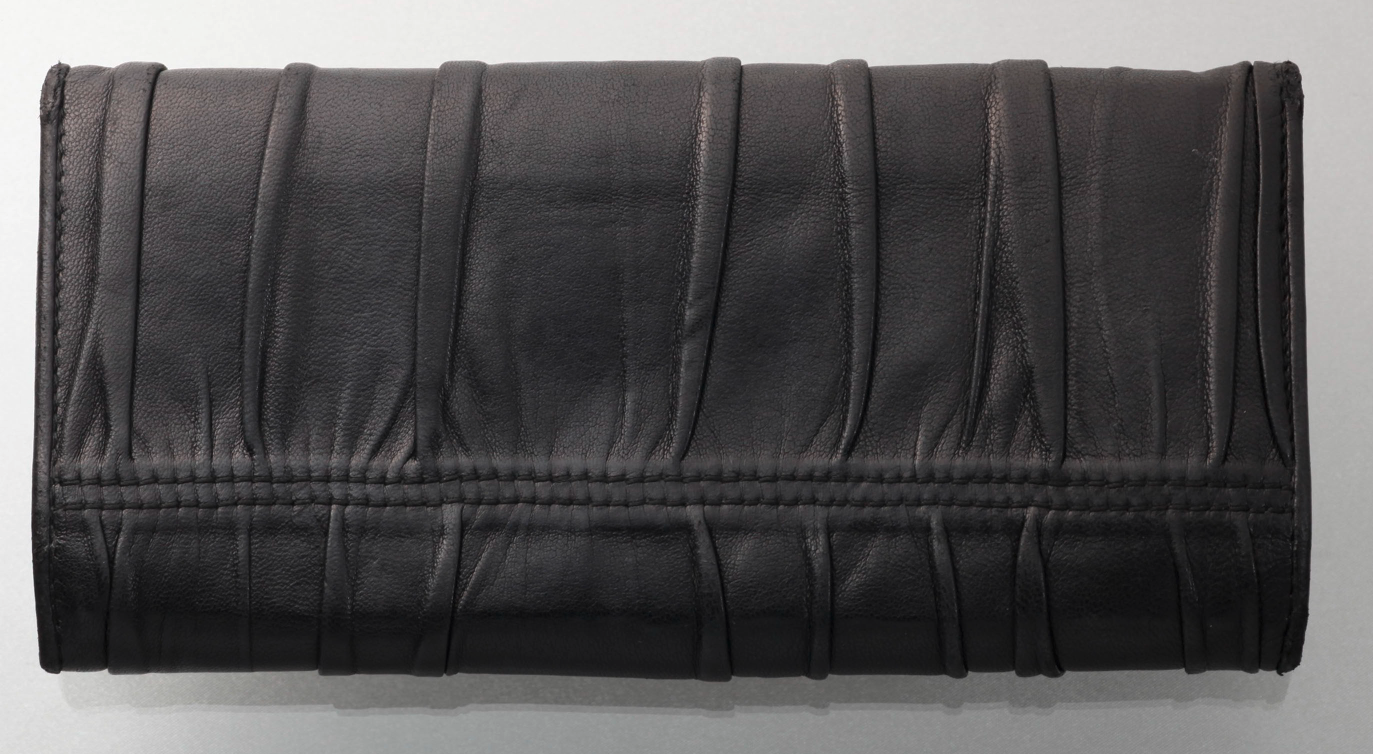 Prada billetera vintage en piel negra