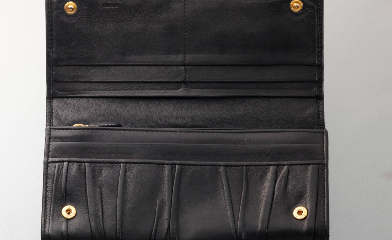 Prada billetera vintage en piel negra