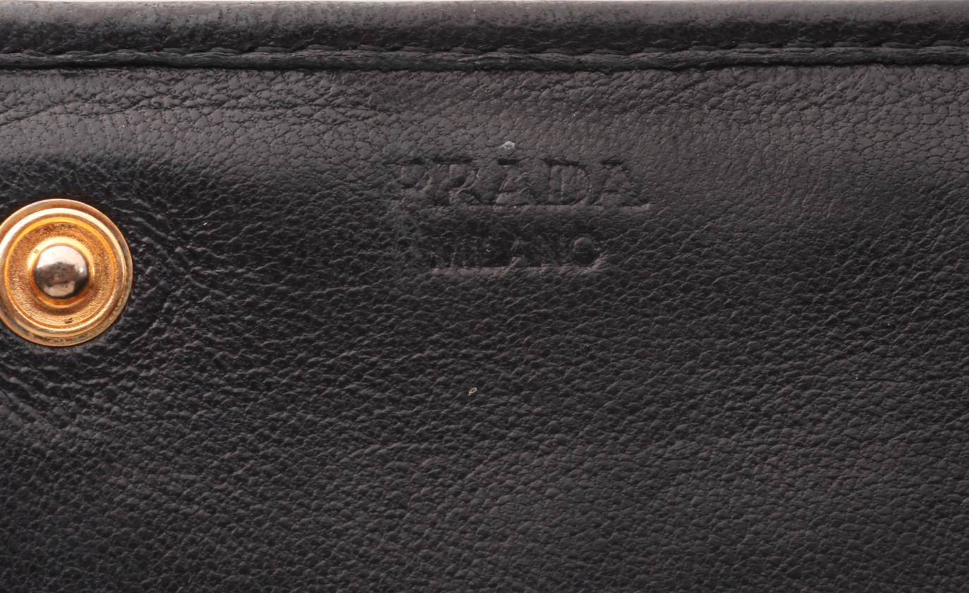 Prada billetera vintage en piel negra