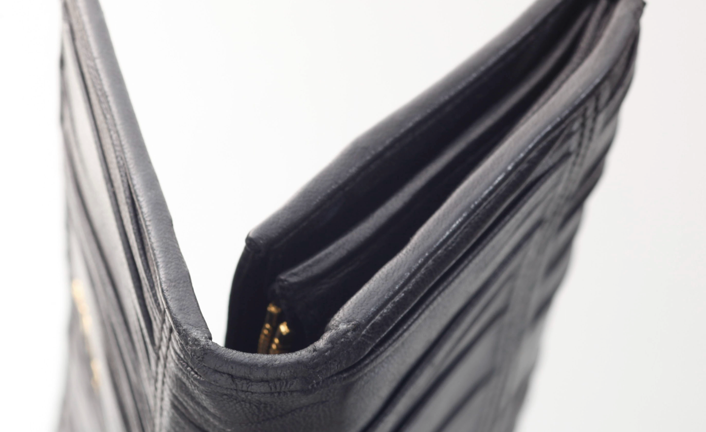 Prada billetera vintage en piel negra