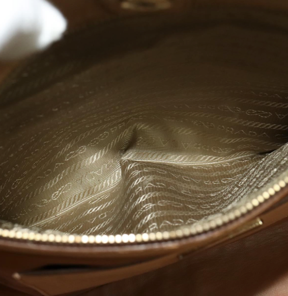 Prada tote bag en piel beige con bandolera