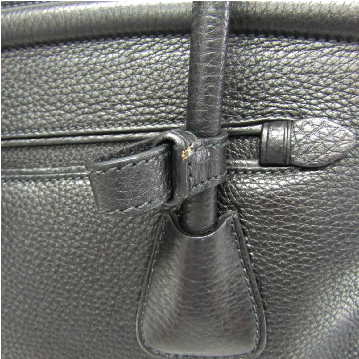 Prada Saffiano en piel negra con bandolera