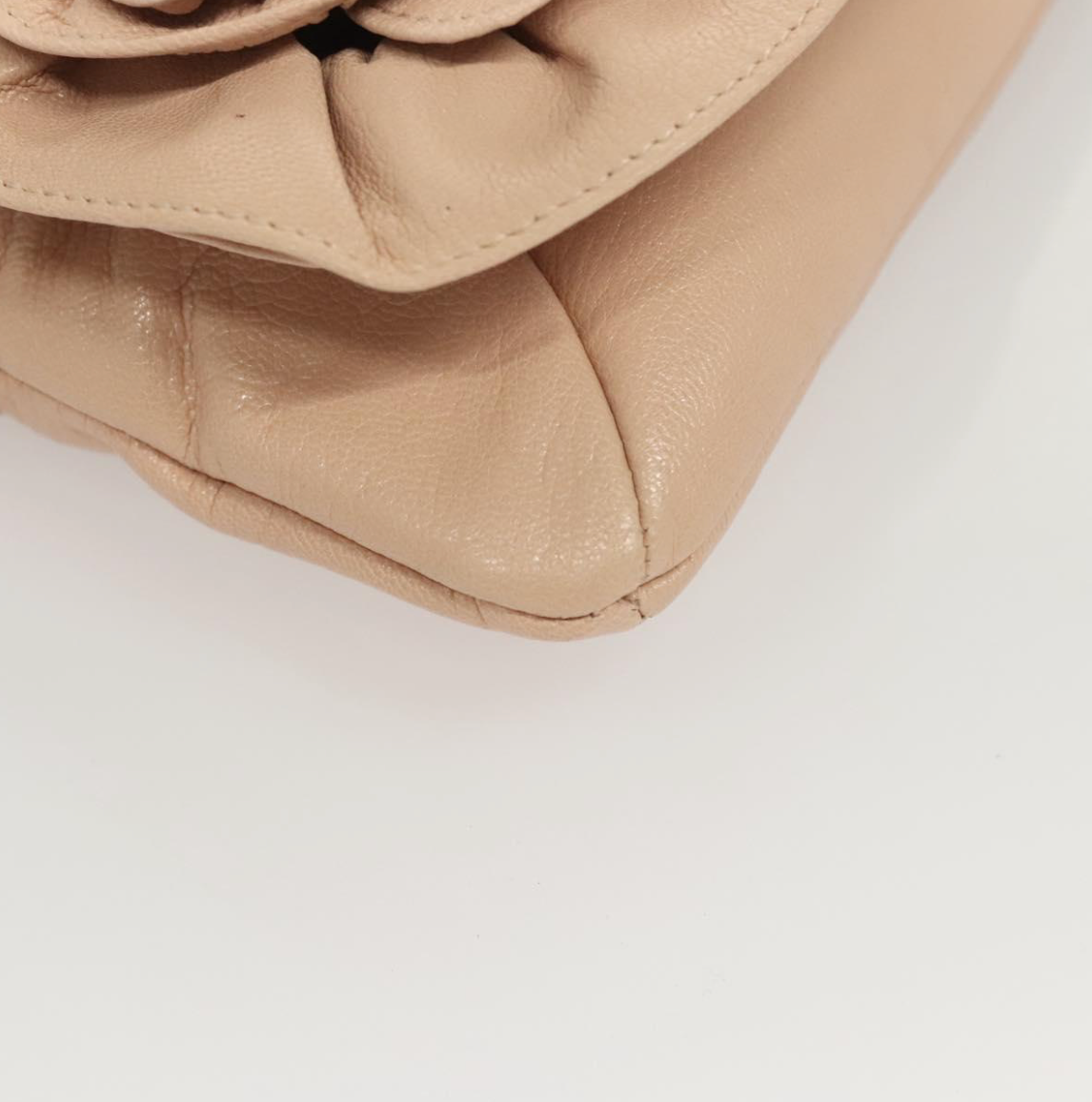 Clutch Yves Saint Laurent beige rosado en piel