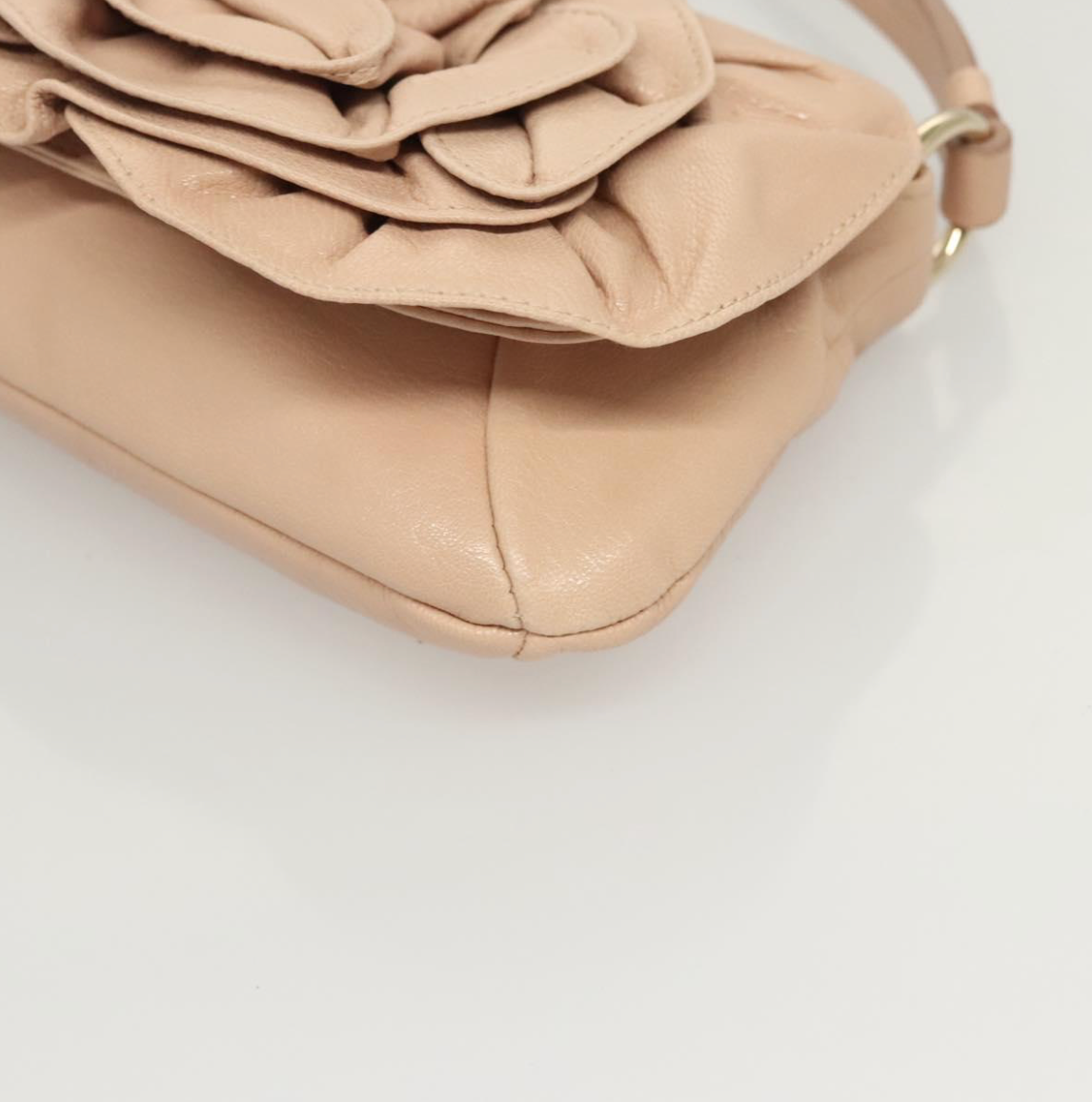 Clutch Yves Saint Laurent beige rosado en piel