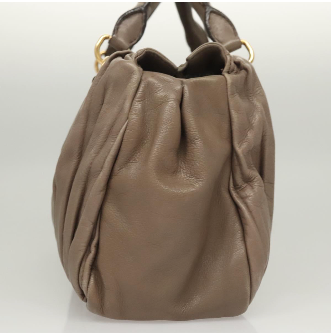 Bolso Miu Miu de piel gris topo