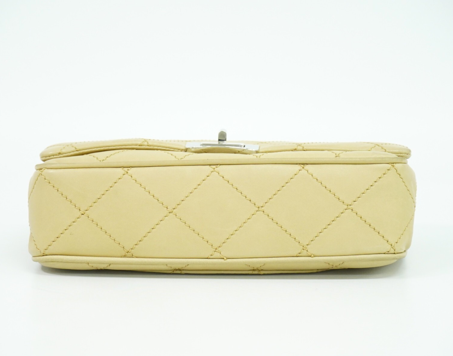Chanel Wild Stitch en cuero beige
