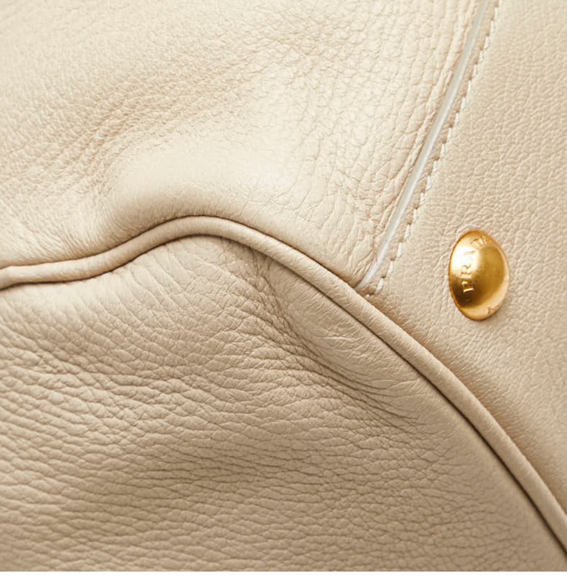 Prada Vitello en cuero beige con bandolera