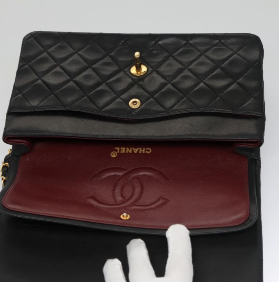Chanel Timeless Classic Double Flap Bag en piel negra
