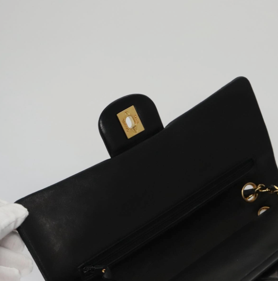 Chanel Timeless Classic Double Flap Bag en piel negra