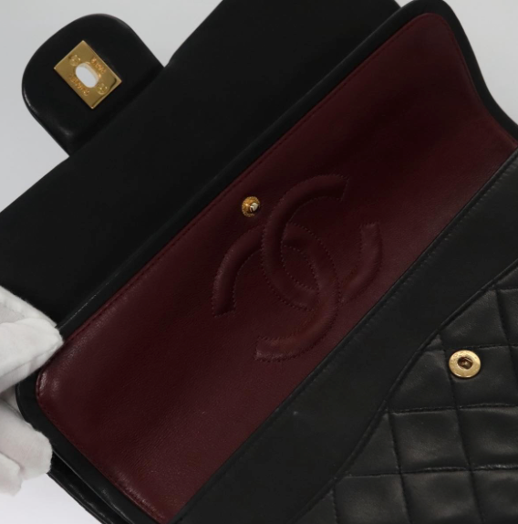 Chanel Timeless Classic Double Flap Bag en piel negra
