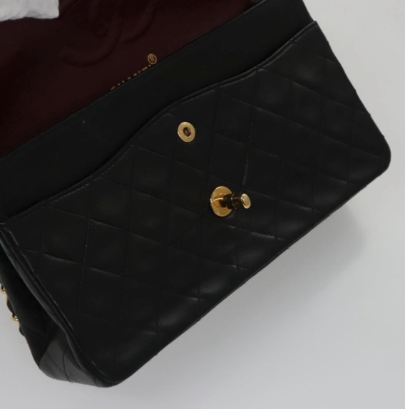 Chanel Timeless Classic Double Flap Bag en piel negra