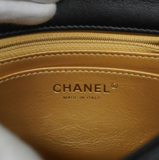 CHANEL Mini Matelassé – Piel negra con herrajes dorados – Serie 31XXXXXX (año 2020)