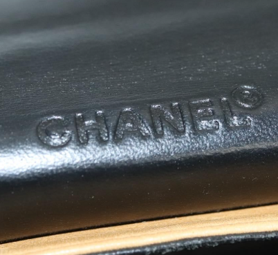 CHANEL Chocolate Bar Acordeón Flap Bag Talla M en piel beige