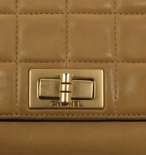 CHANEL Chocolate Bar Acordeón Flap Bag Talla M en piel beige