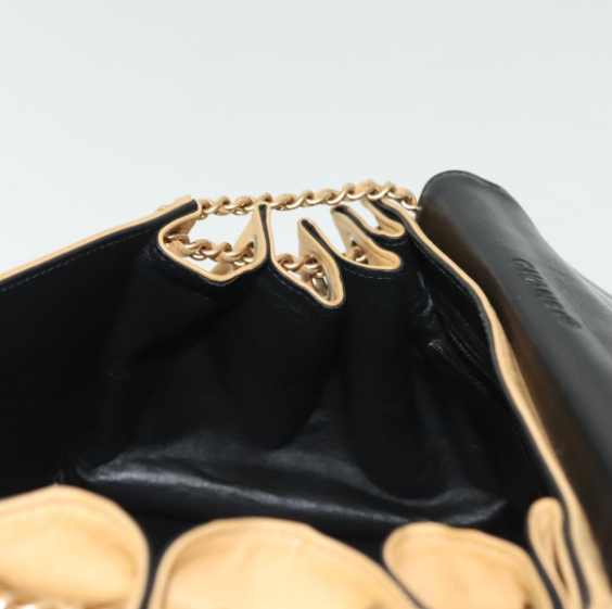 CHANEL Chocolate Bar Acordeón Flap Bag Talla M en piel beige